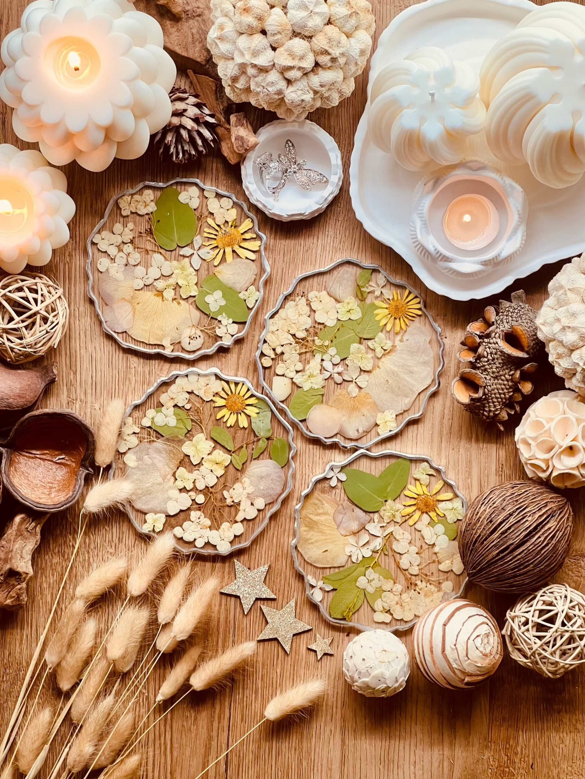 4 Untersetzer aus Resin mit echten Hortensien, Blumen und silbernen Details auf Holztisch mit Dekorationen