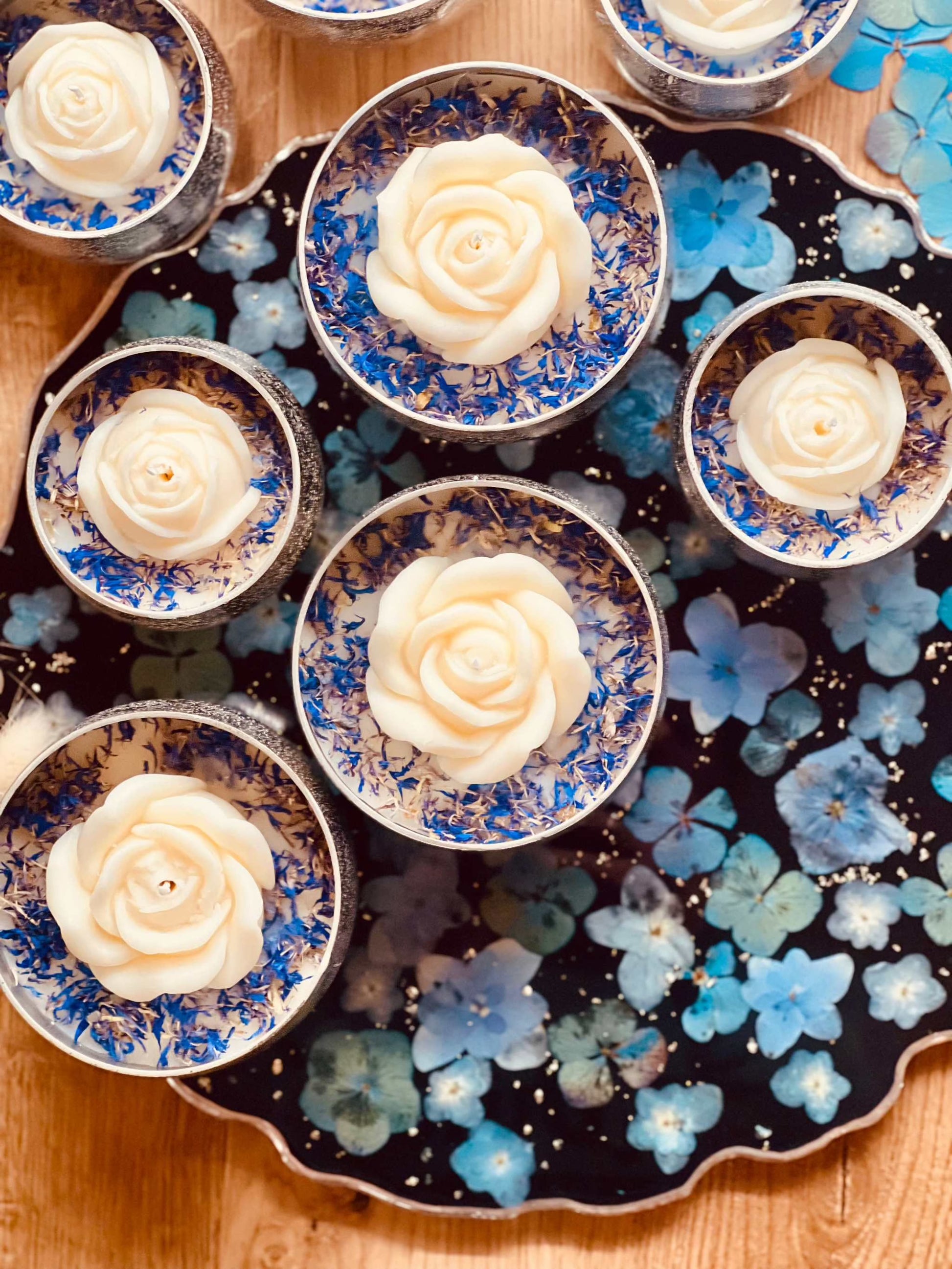 Parfum-Duftkerze im Glas mit großer Wachsrose als Design-Highlight – ein luxuriöses Geschenk und elegantes Dekoelement
