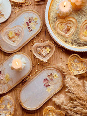 Schmuckschalen aus Resin in Weiß mit Gold und getrockneten Blumen, handgemachte Unikate zur Dekoration und Aufbewahrung von Schmuck.