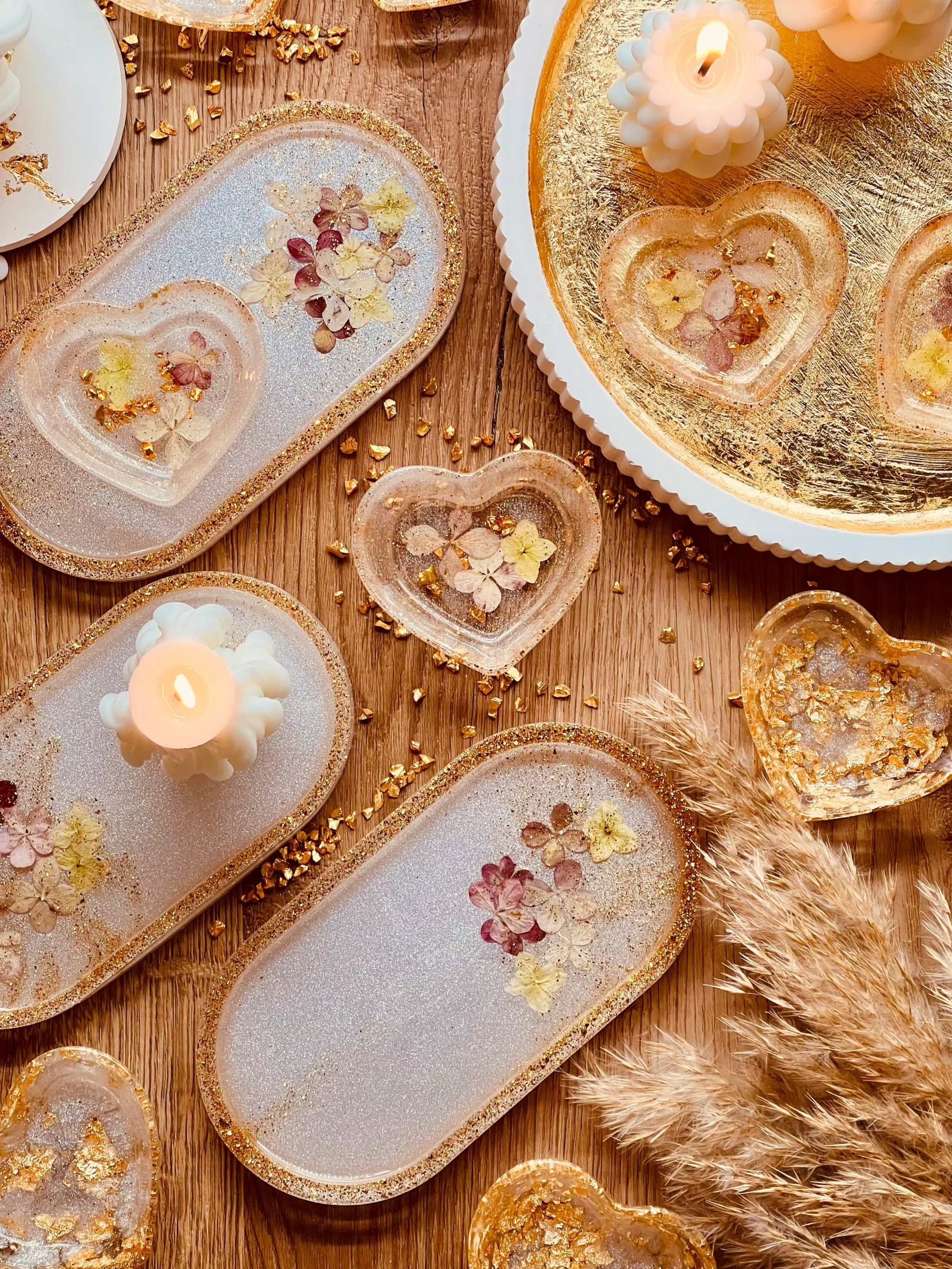 Schmuckschalen aus Resin in Weiß mit Gold und getrockneten Blumen, handgemachte Unikate zur Dekoration und Aufbewahrung von Schmuck.