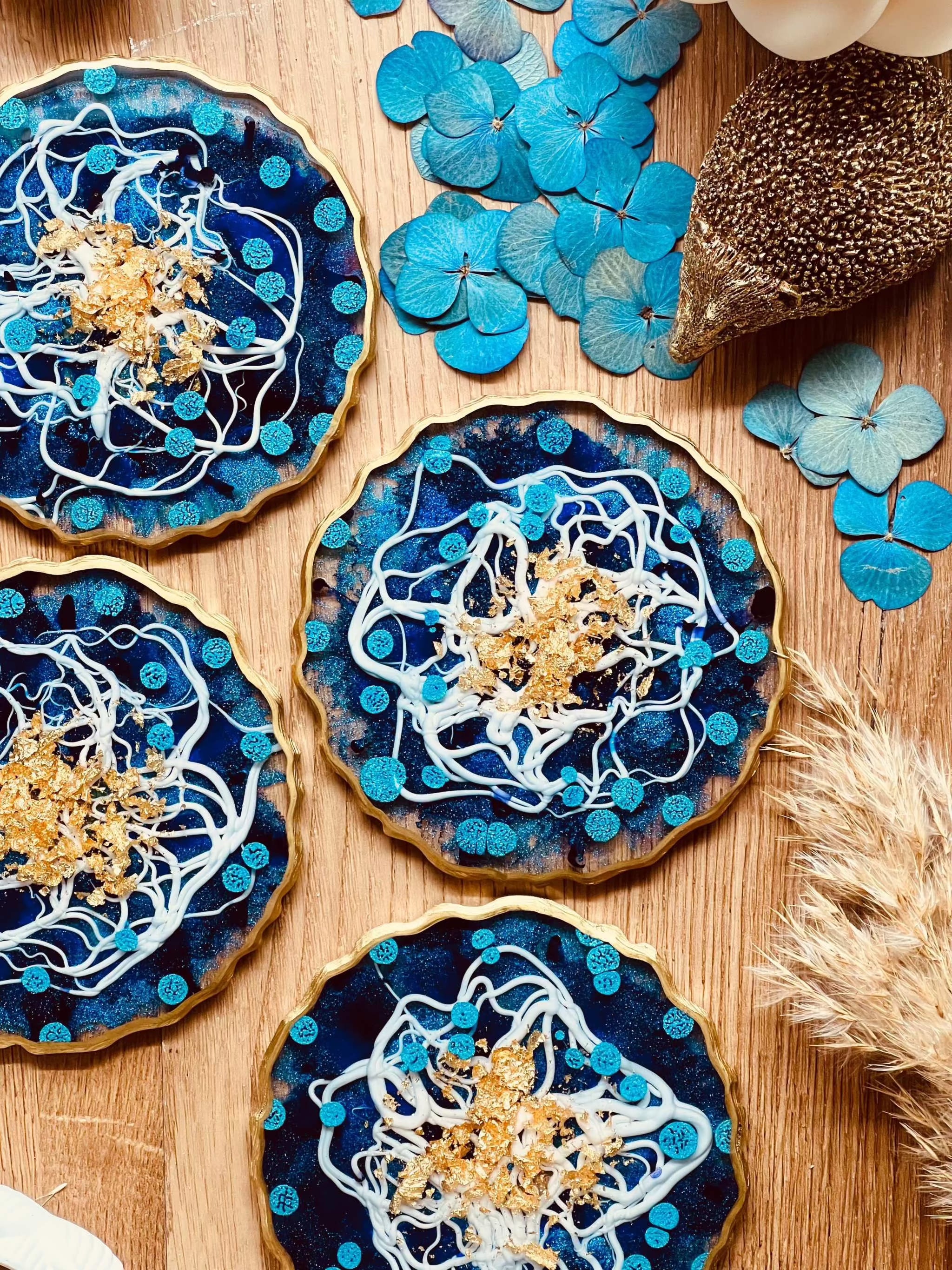 4 Untersetzer aus Resin in Blau Weiß mit goldenen Details handgemacht und einzigartig