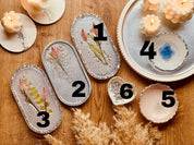 Handgemachte Schmuckschalen aus weißem Resin mit silbernen Details und eingegossenen Blumen als Dekoration und Geschenkidee