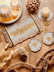 Weißes handgemachtes Tablett und 2 Untersetzer aus Resin mit goldenen 3D-Details als dekoratives Unikat