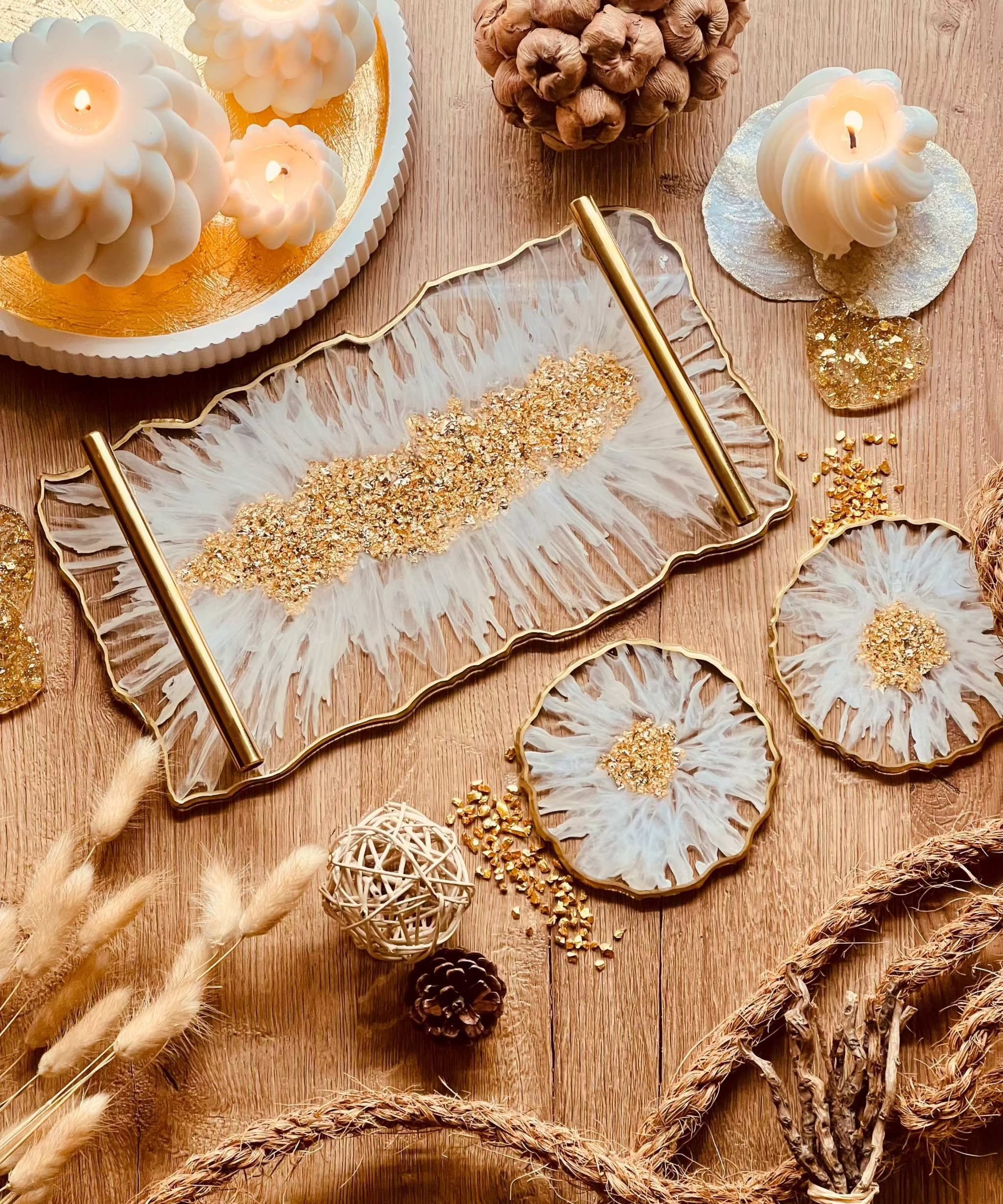 Weißes handgemachtes Tablett und 2 Untersetzer aus Resin mit goldenen 3D-Details als dekoratives Unikat