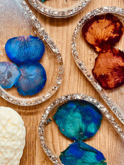 Schmuckschalen aus Resin mit Silberrand und farbigen Rosenblättern, handgemacht, ca. 18x9cm, als dekorative Ablage für Schmuck oder Ringe.