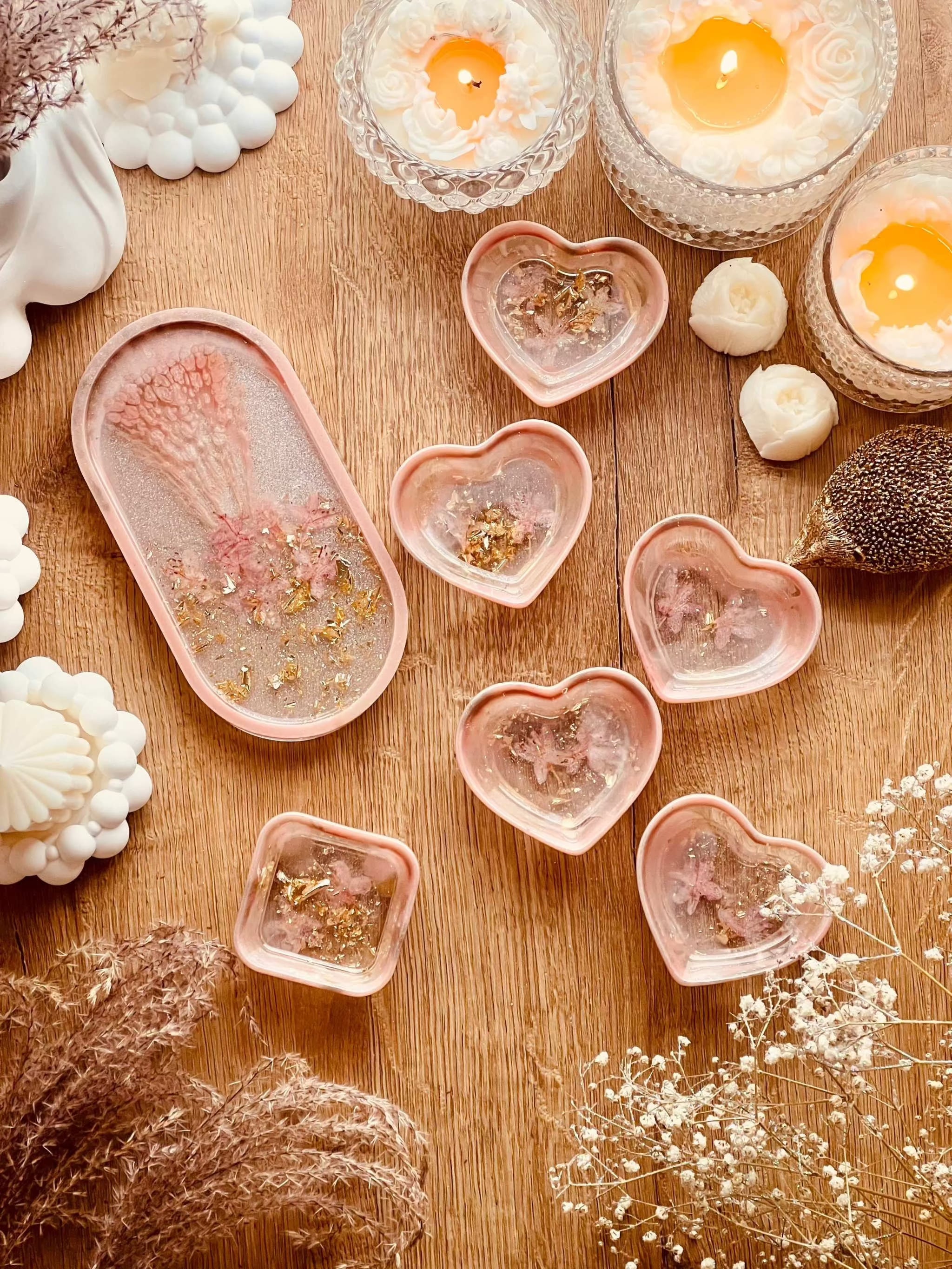 Schmuckschalen aus Resin in Korall mit getrockneten Rhododendron Blüten und Goldakzenten, handgemachte Unikate als dekorative Aufbewahrung für Schmuck.