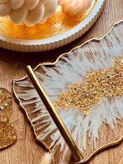 weißes handgemachtes Resin Tablett und 2 Untersetzer mit goldenen 3D Details auf Holzoberfläche