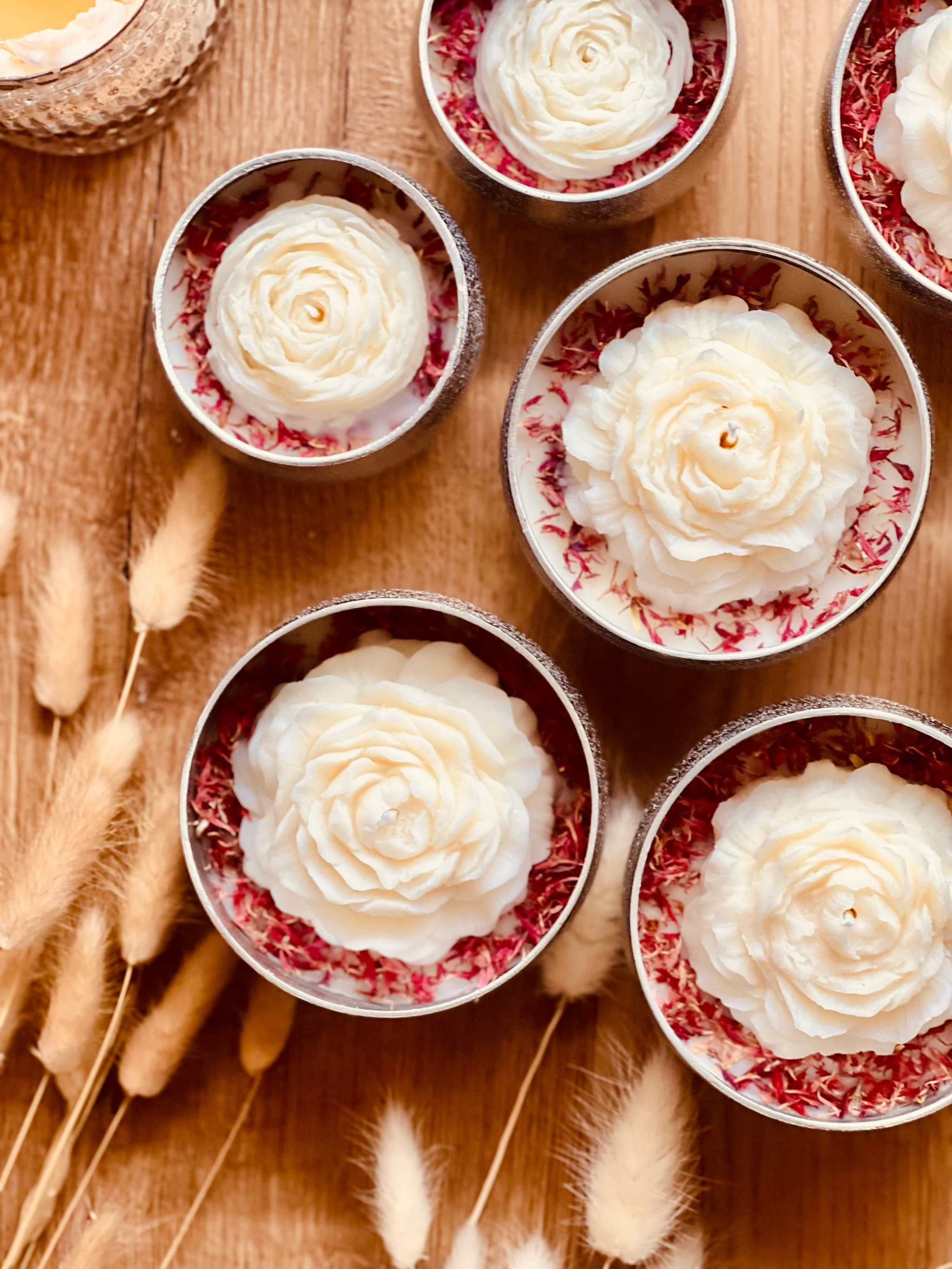 
Luxuriöse Duftkerze im Glas mit Wachsrose als Highlight – perfekt als dekoratives Geschenk und eleganter Raumakzent