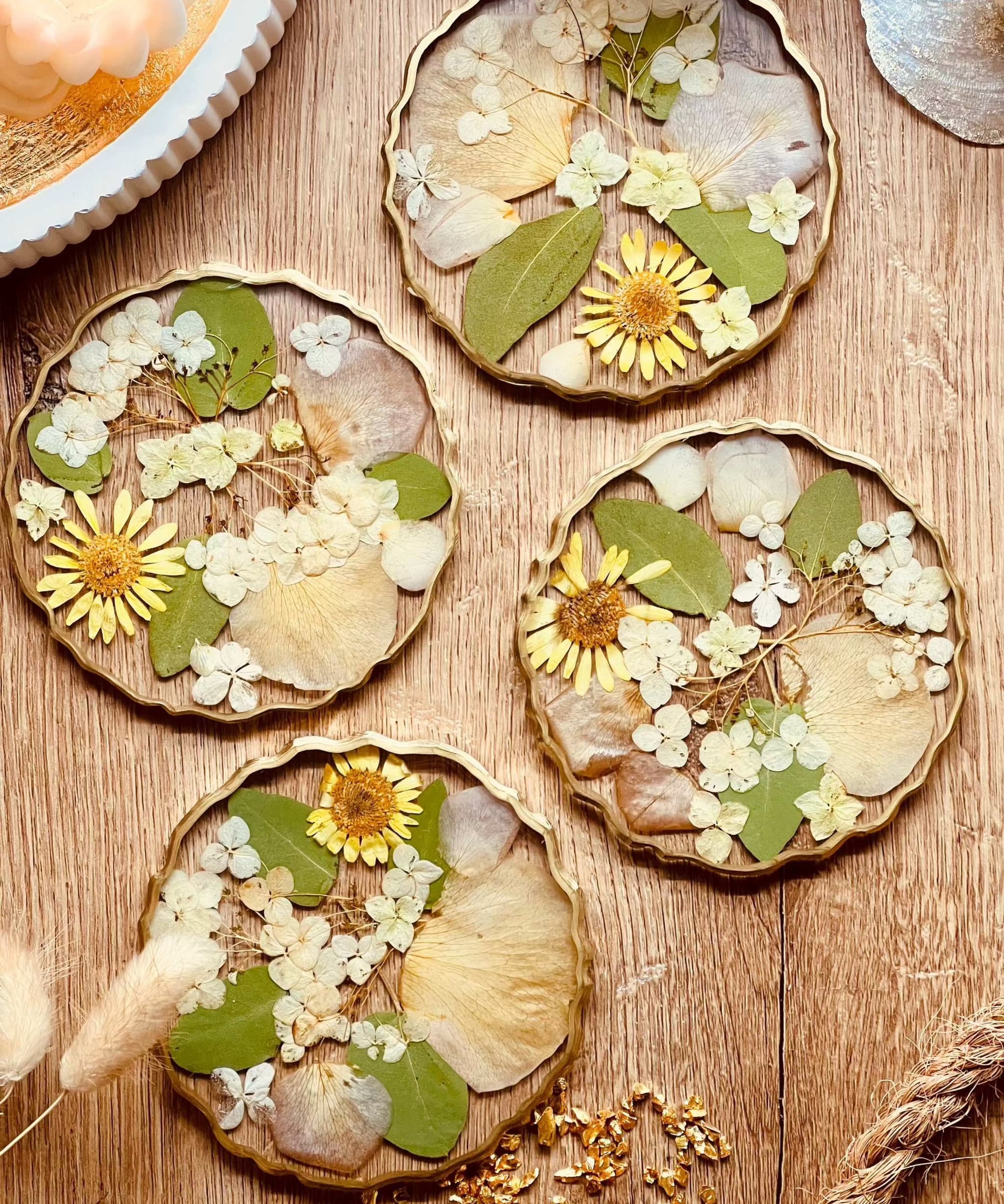 4 Untersetzer aus Resin mit echten Hortensienblumen und goldenen Details, handgemacht, 12 cm Durchmesser, dekoratives 4-teiliges Set
