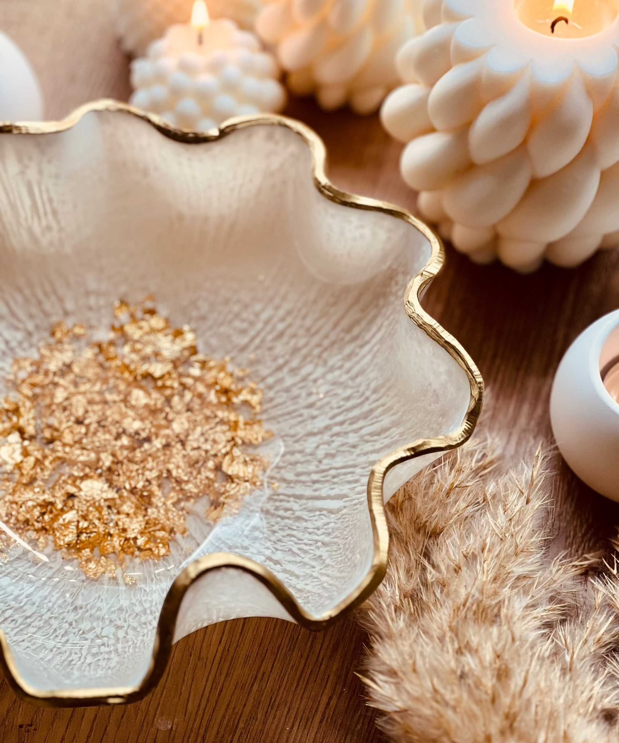Handgemachte weiße Schale aus Resin mit goldenen Details als dekoratives Unikat und Geschenkidee