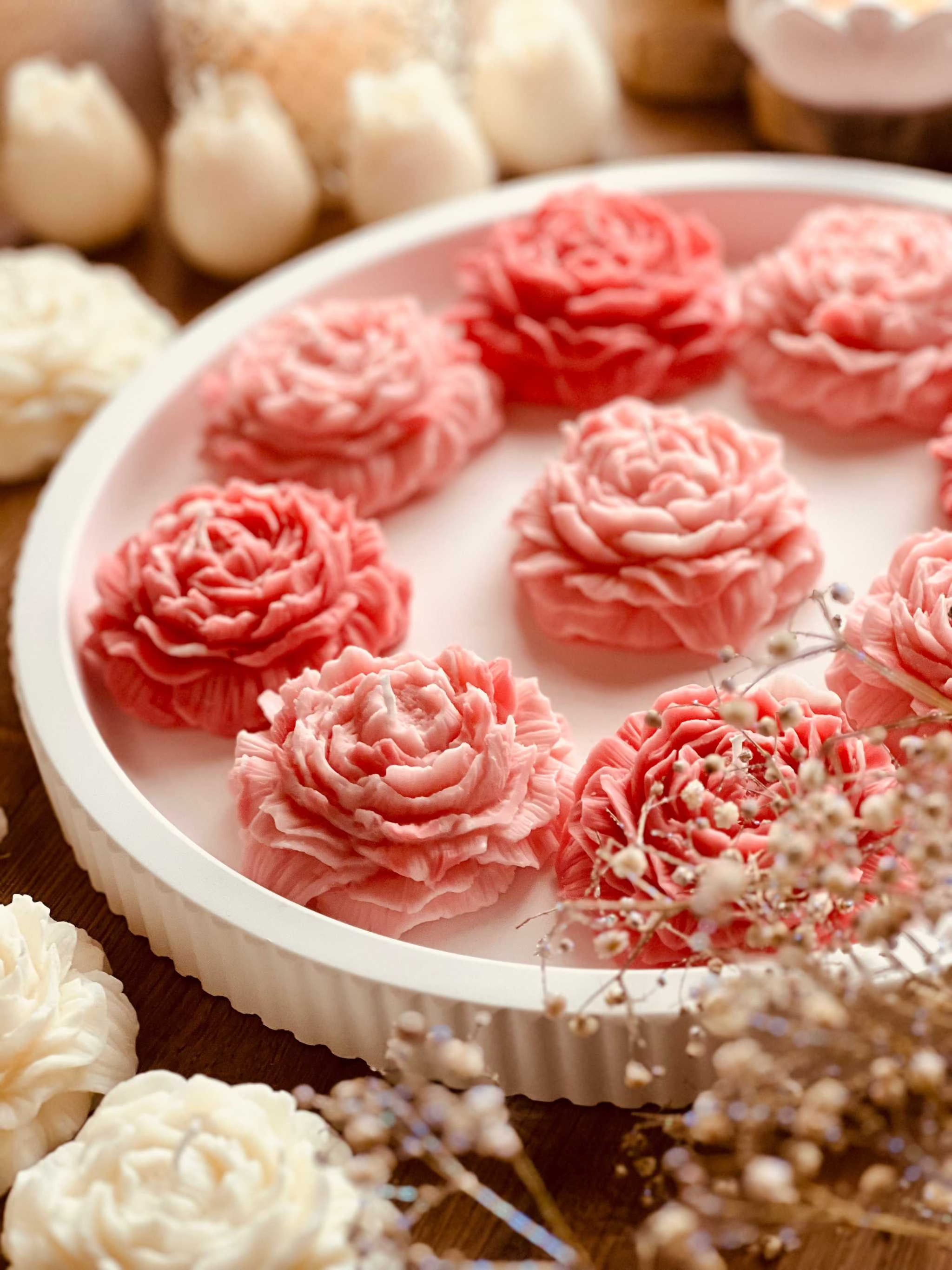 Detailgetreue rosa Rapswachskerze in Rosenform, handgefertigt – ein elegantes Geschenk für romantische und nachhaltige Dekoration. Die Kerzen werden mit handgemachten, weissen Tabletts aus Giesskeramik zum Blickfang.

Rosenförmige Kerze aus Rapswachs, handgemacht und vegan – perfekt als stilvolles Geschenk oder natürliches Dekoelement. Die Kerzen werden mit handgemachten, weissen Tabletts aus Giesskeramik zum Blickfang.
