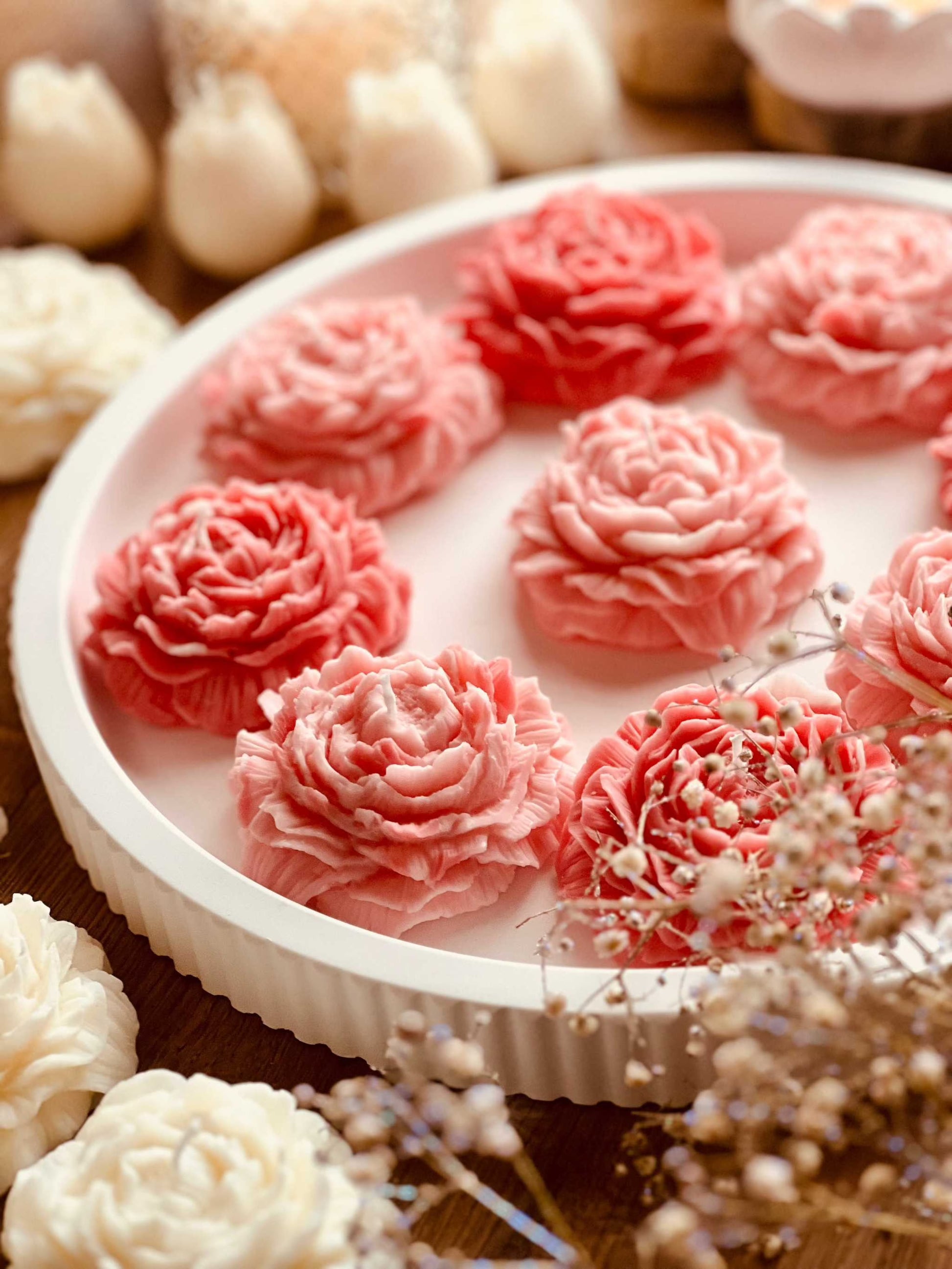 Detailgetreue rosa Rapswachskerze in Rosenform, handgefertigt – ein elegantes Geschenk für romantische und nachhaltige Dekoration. Die Kerzen werden mit handgemachten, weissen Tabletts aus Giesskeramik zum Blickfang.

Rosenförmige Kerze aus Rapswachs, handgemacht und vegan – perfekt als stilvolles Geschenk oder natürliches Dekoelement. Die Kerzen werden mit handgemachten, weissen Tabletts aus Giesskeramik zum Blickfang.
