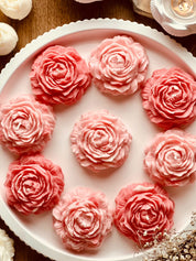 Detailgetreue Pinke Rapswachskerze in Rosenform, handgefertigt – ein elegantes Geschenk für romantische und nachhaltige Dekoration. Die Kerzen werden mit handgemachten, weissen Tabletts aus Giesskeramik zum Blickfang.
