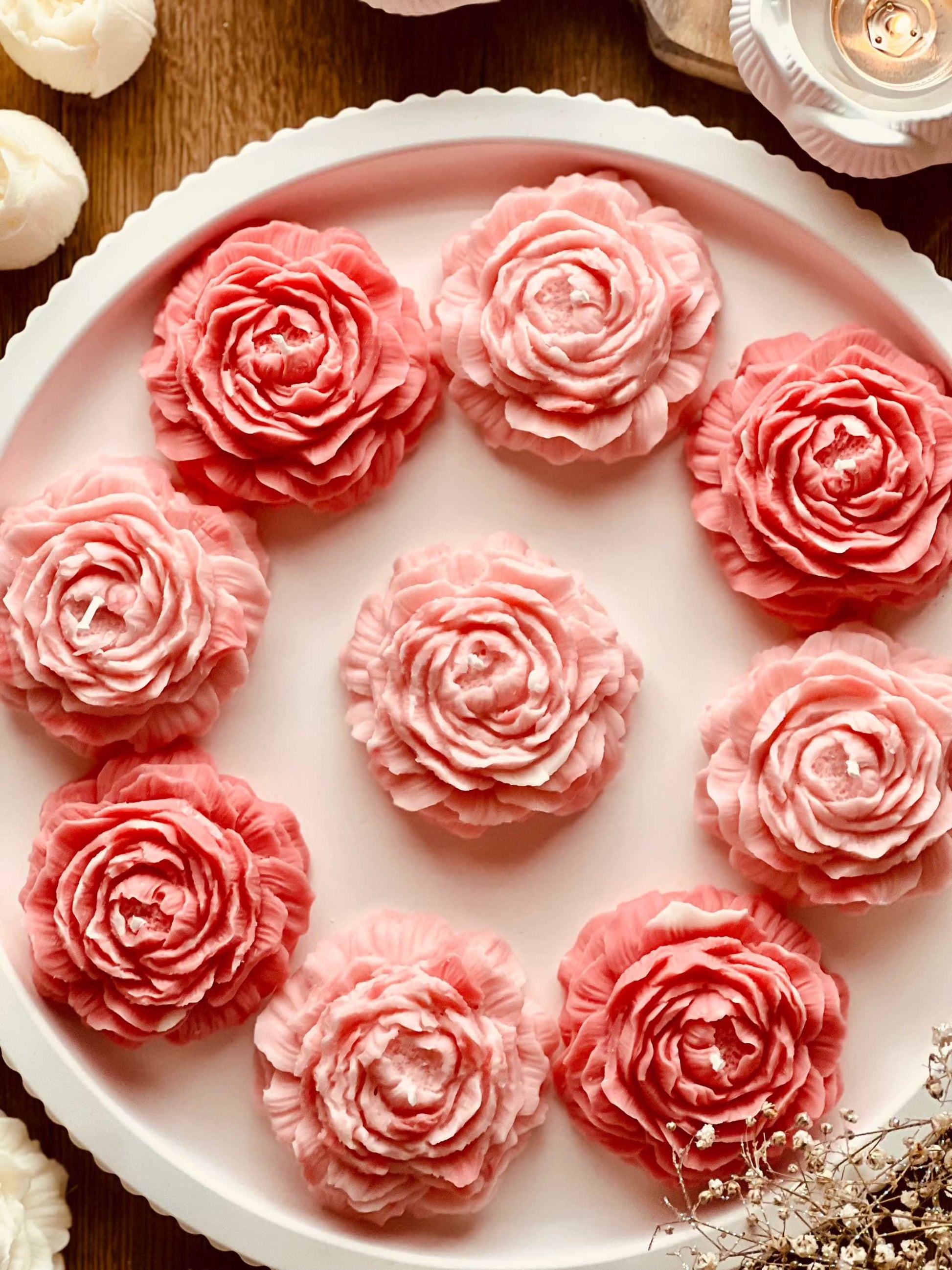 Detailgetreue Pinke Rapswachskerze in Rosenform, handgefertigt – ein elegantes Geschenk für romantische und nachhaltige Dekoration. Die Kerzen werden mit handgemachten, weissen Tabletts aus Giesskeramik zum Blickfang.
