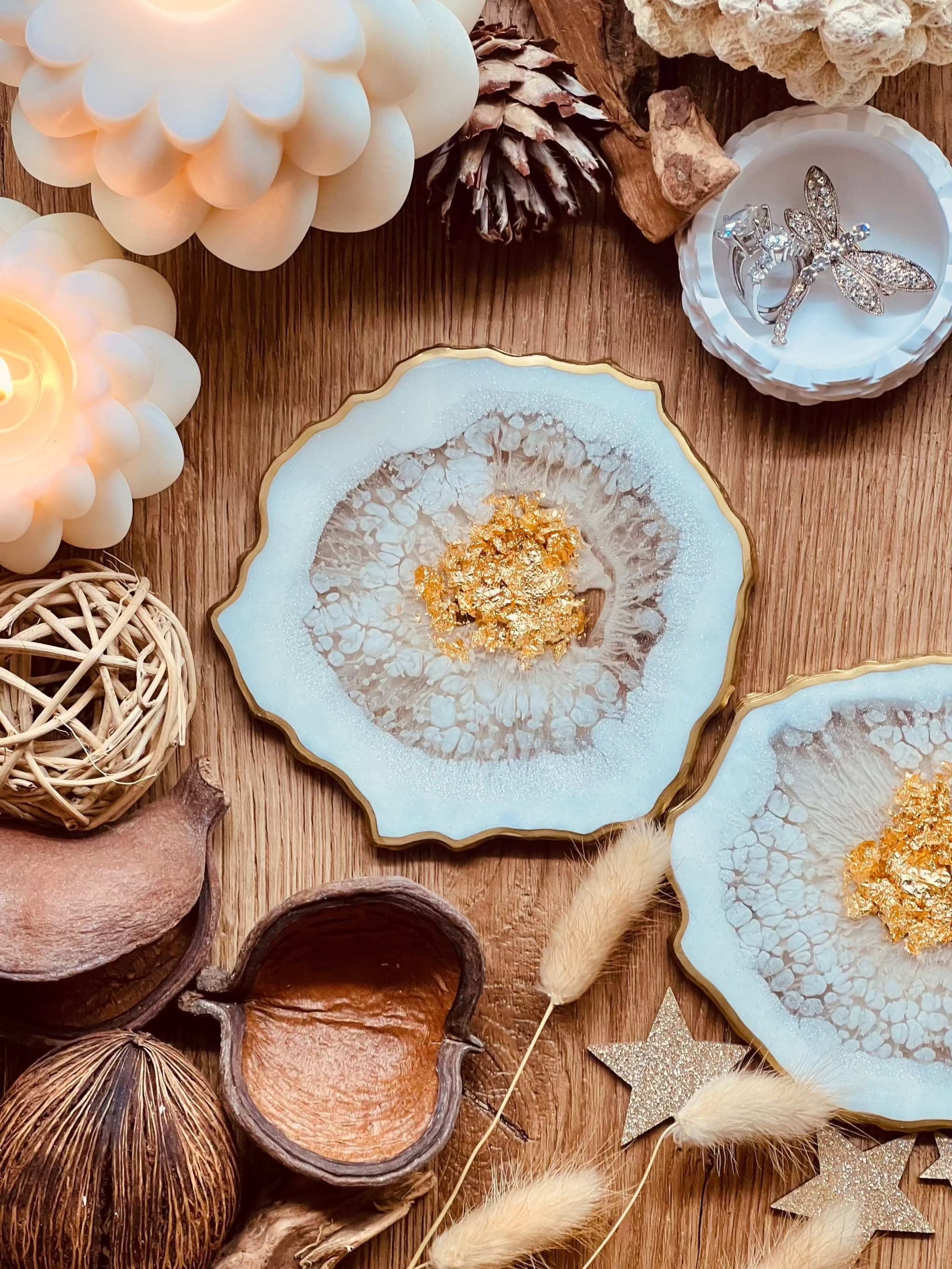 Detailreiche weiße Resin Untersetzer mit goldenen Akzenten im 2er Set auf Holztisch dekoriert