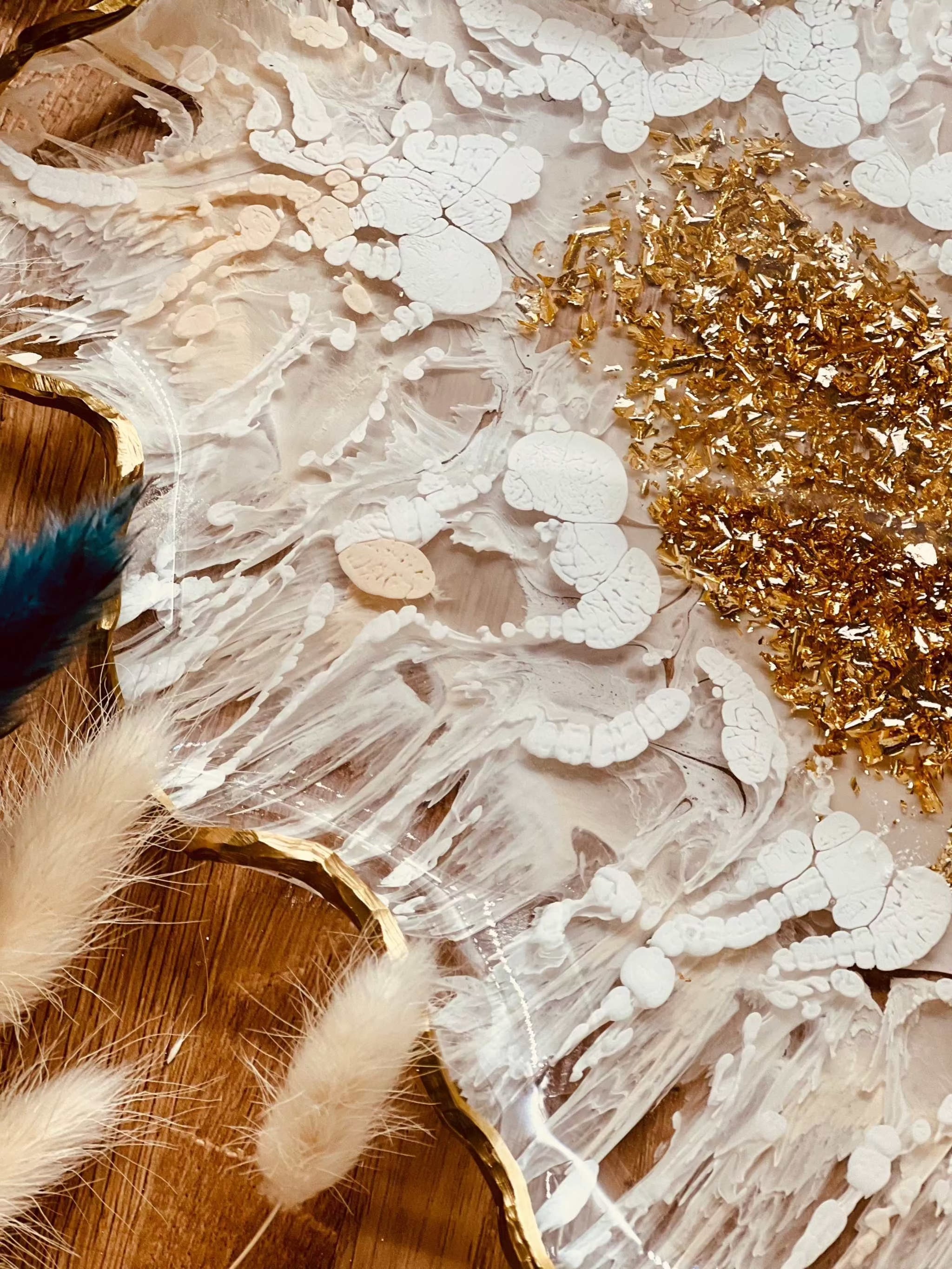 Handgemachte weiße Resin Schale mit goldenen 3D Details und goldumrandetem Rand als dekoratives Tablett