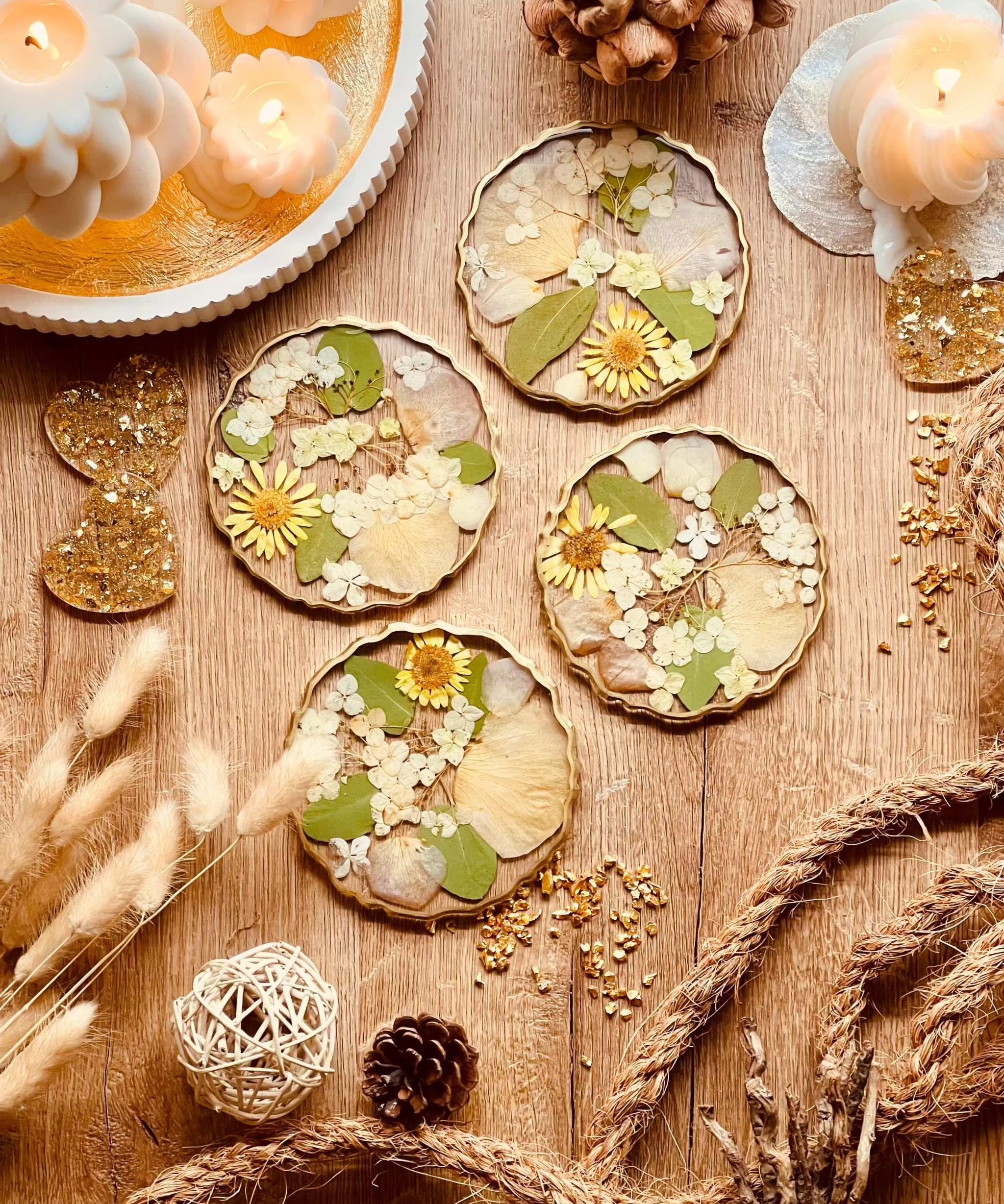 4 Untersetzer aus Resin mit echten Hortensien, Blumen und goldenen Details auf Holztisch