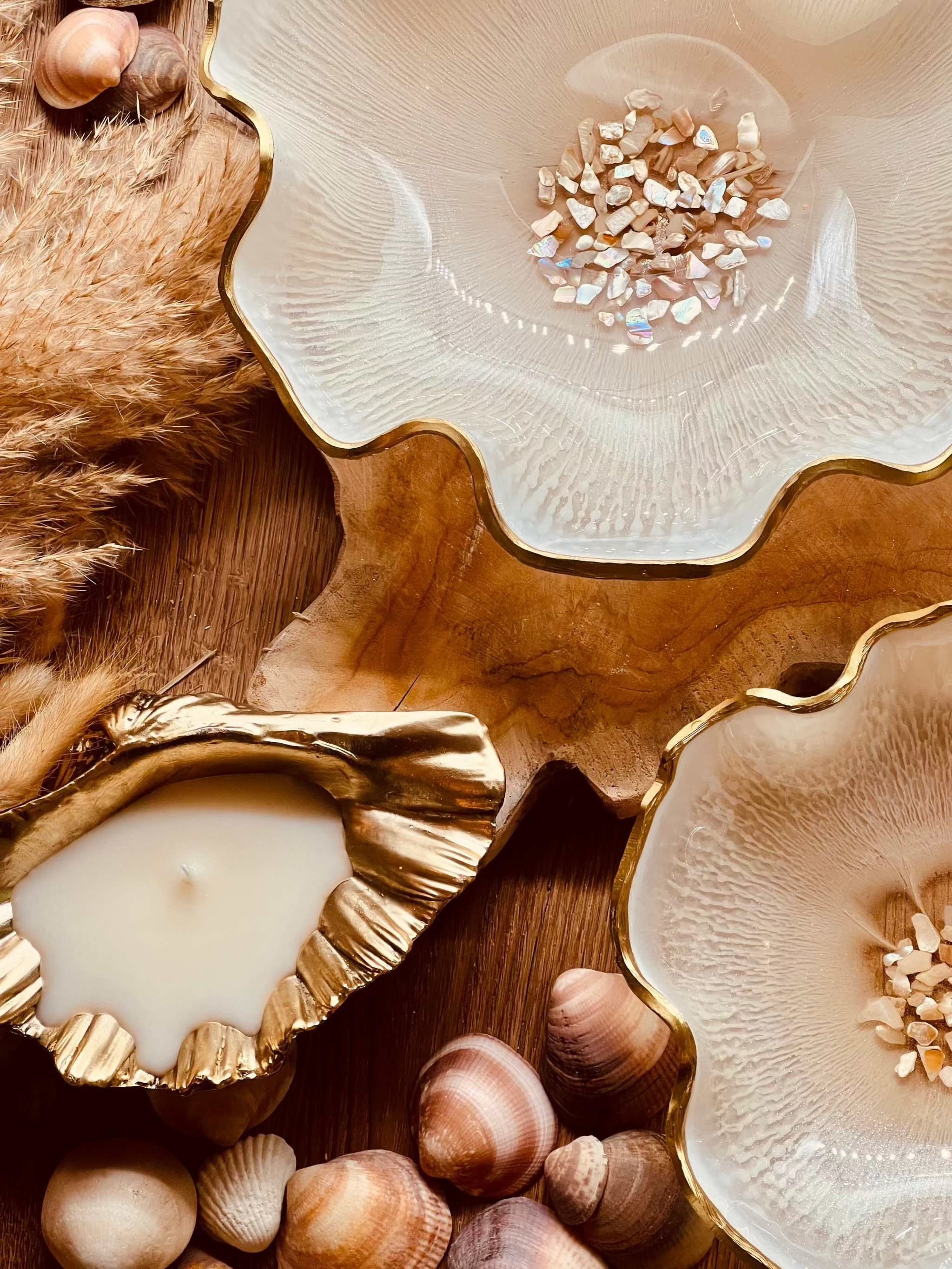 Handgemachte weiße Schalen aus Resin mit Perlmutt und goldfarbenen Rändern als dekoratives Unikat