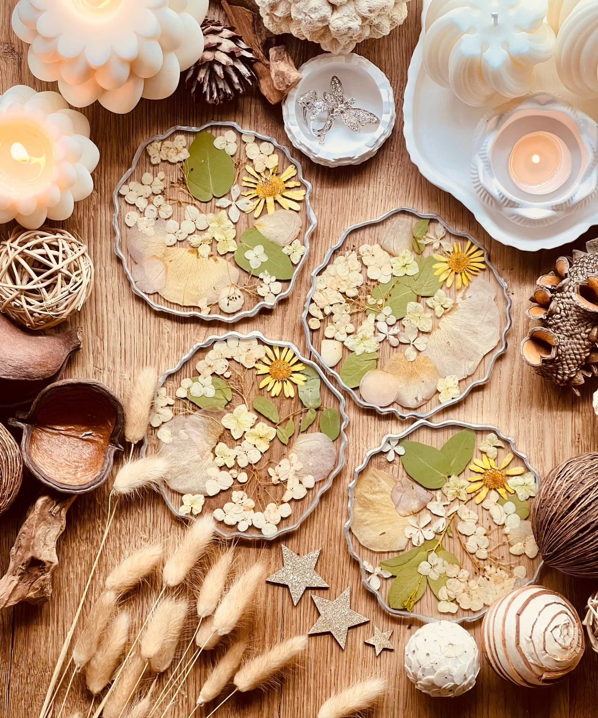 4 Untersetzer aus Resin mit echten Blumen, Hortensien und silbernen Details, handgemacht, einzigartiges 4-teiliges Set, Durchmesser ca. 12 cm