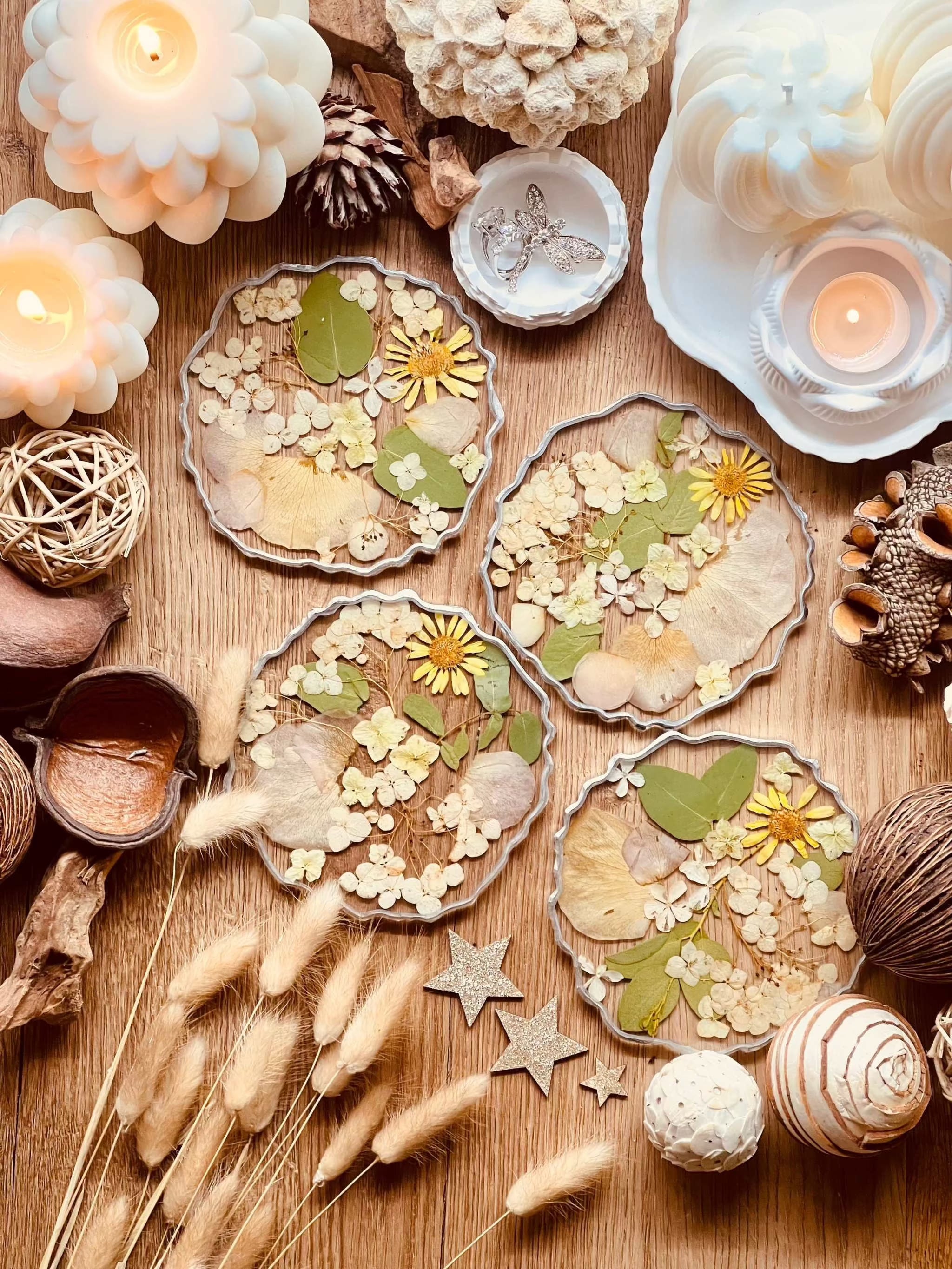 4 Untersetzer aus Resin mit echten Blumen, Hortensien und silbernen Details, handgemacht, einzigartiges 4-teiliges Set, Durchmesser ca. 12 cm