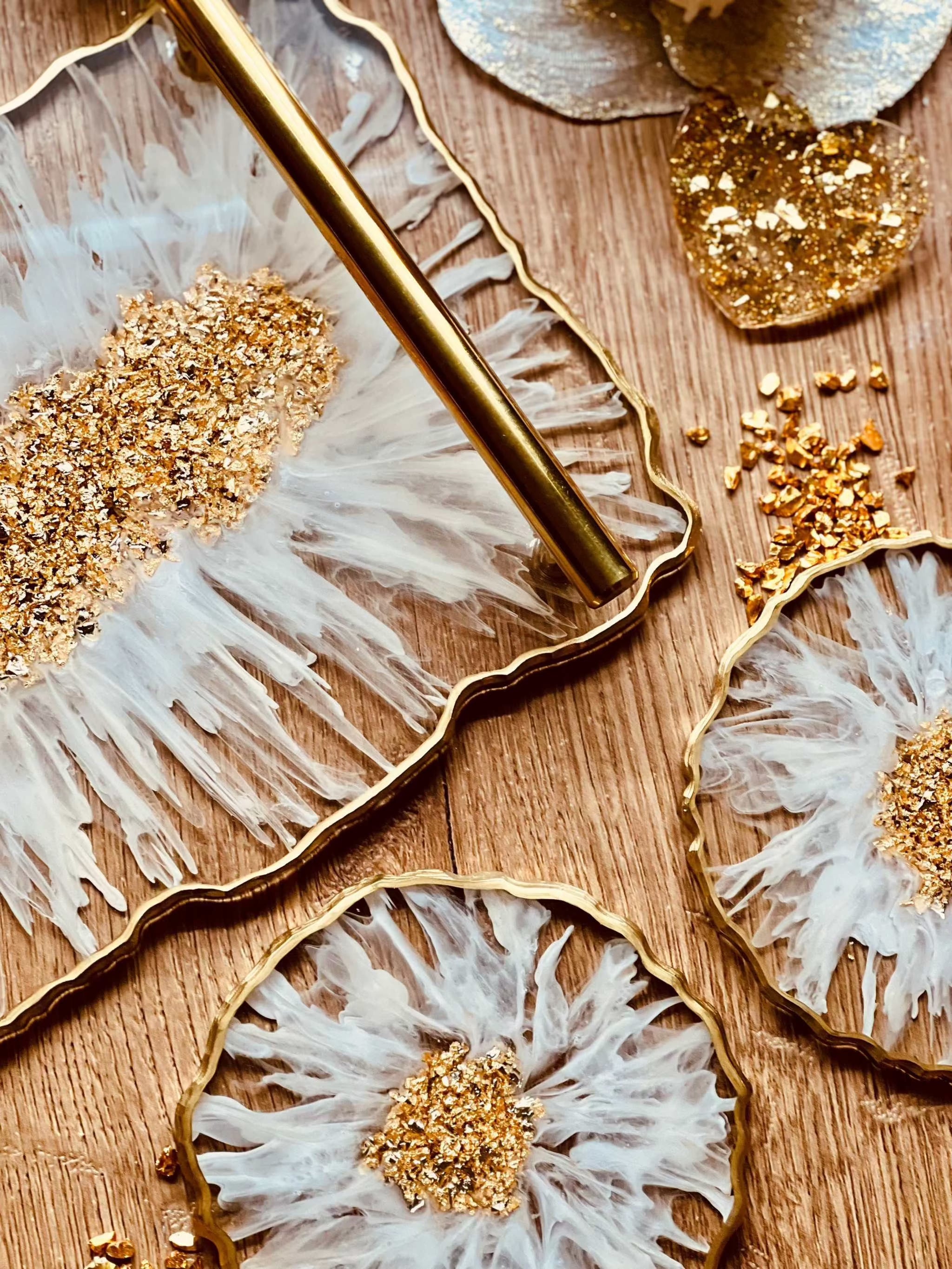weißes handgemachtes Resin Tablett und 2 Untersetzer mit goldenen Details und 3D Design