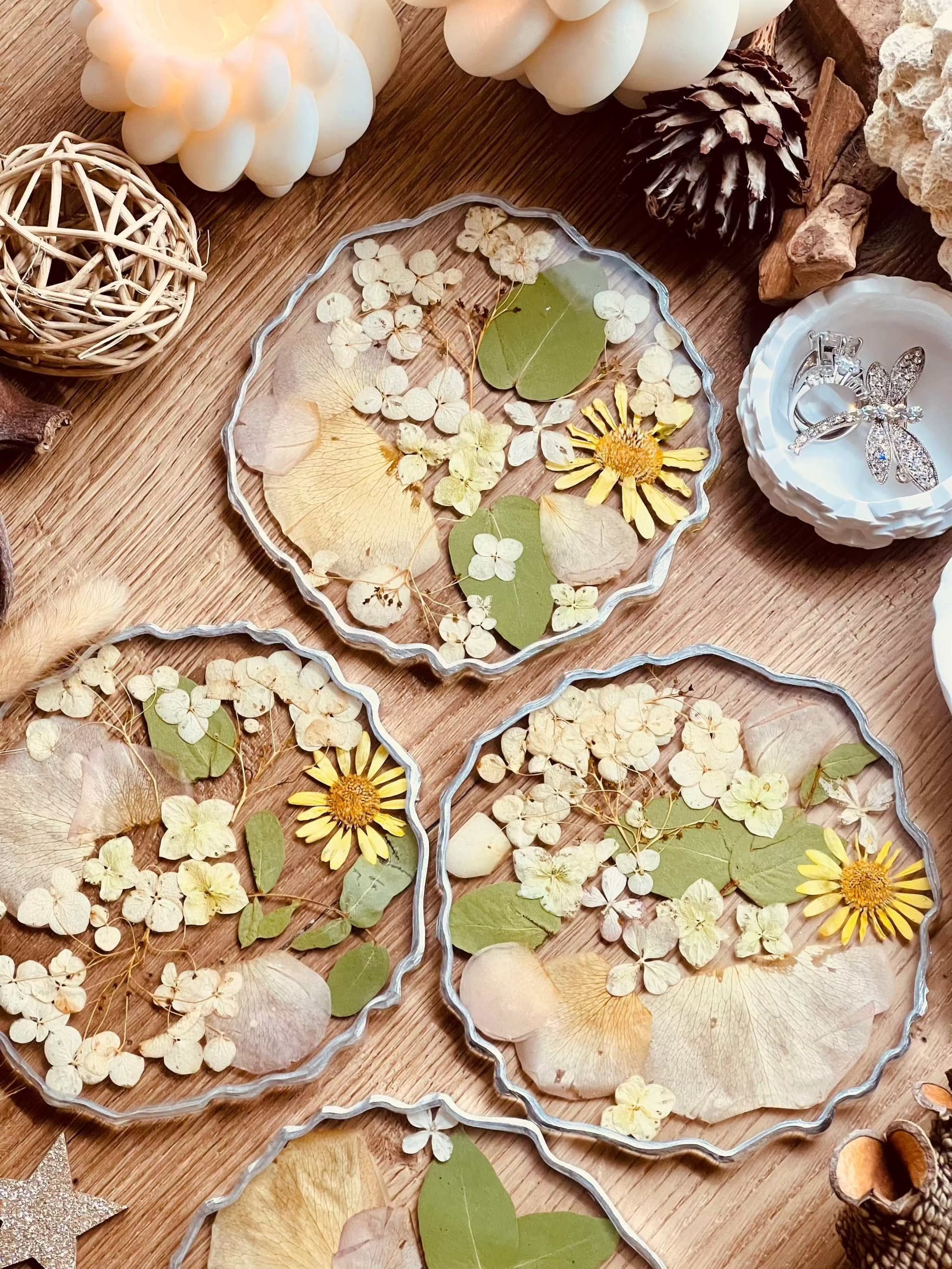 4 Untersetzer aus Resin mit echten Hortensien und Blumen, handgemacht, silberne Details, Durchmesser 12 cm, dekoratives Unikat