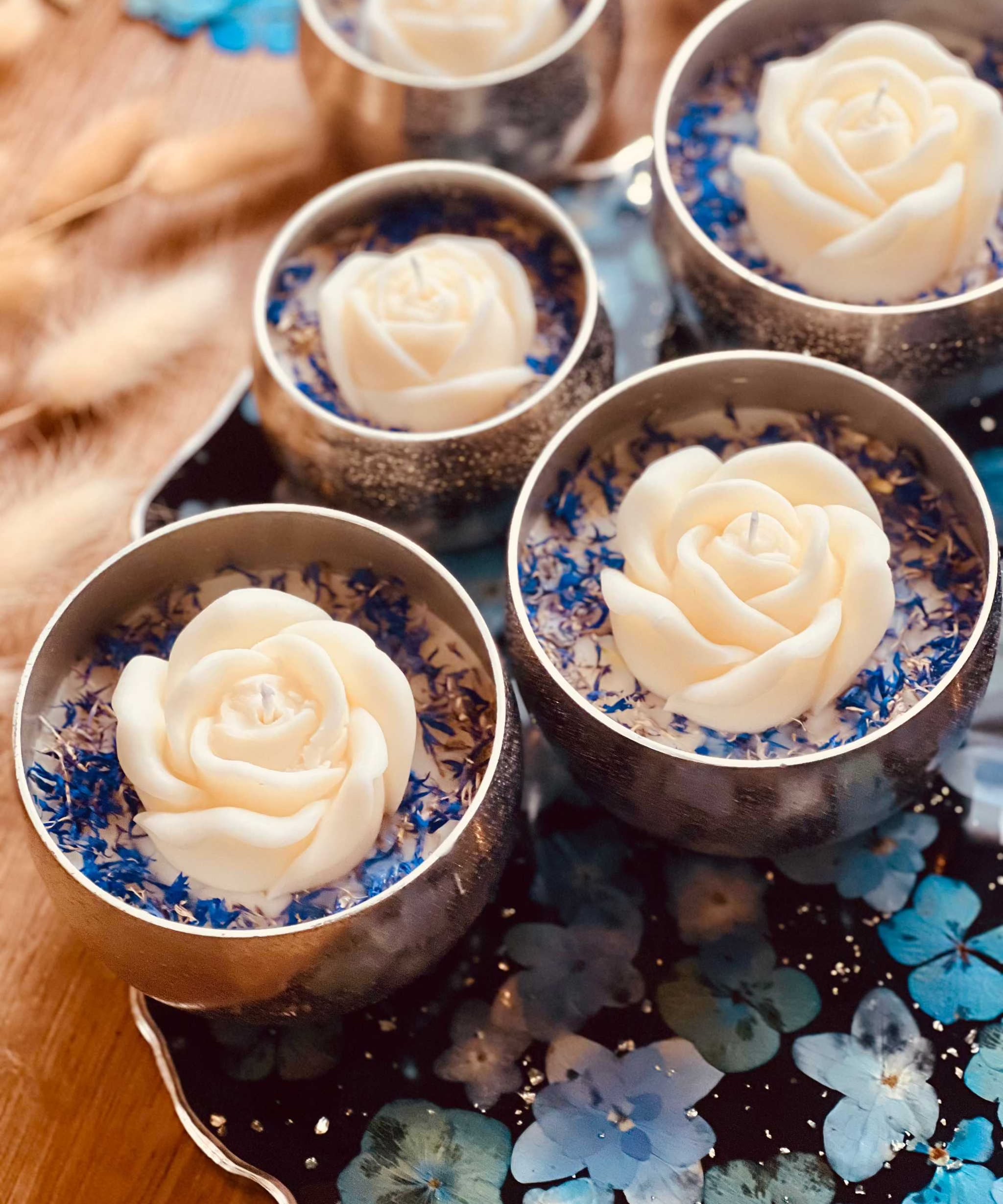 Elegante Parfum-Duftkerze im Glas mit großer Wachsrose – ein besonderes Geschenk und dekorativer Raumduft

Glas-Duftkerze mit hochwertigem Parfumduft und detailreich gestalteter Wachsrose – ein einzigartiges Geschenk für Duftliebhaber
