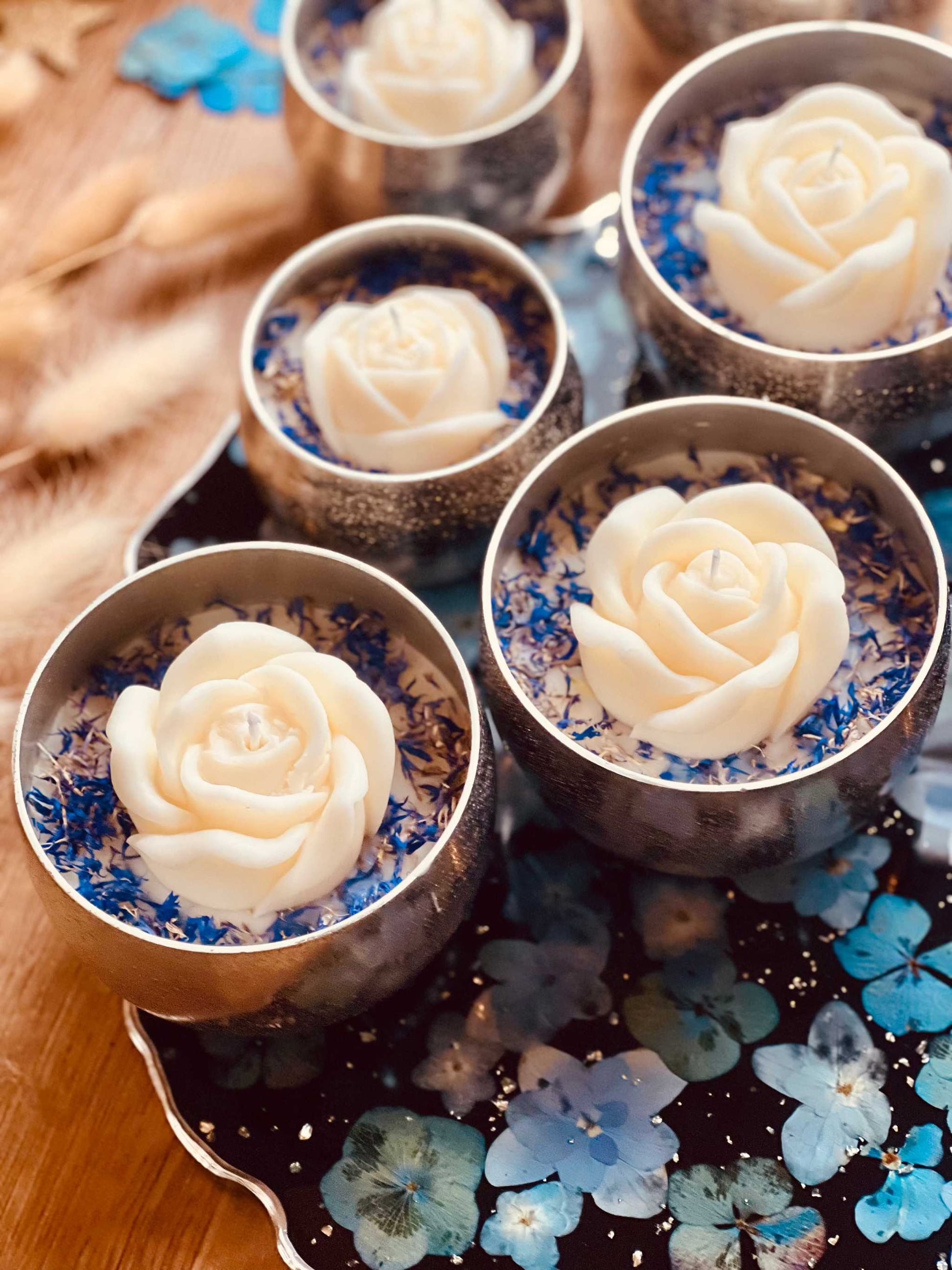 Elegante Parfum-Duftkerze im Glas mit großer Wachsrose – ein besonderes Geschenk und dekorativer Raumduft

Glas-Duftkerze mit hochwertigem Parfumduft und detailreich gestalteter Wachsrose – ein einzigartiges Geschenk für Duftliebhaber
