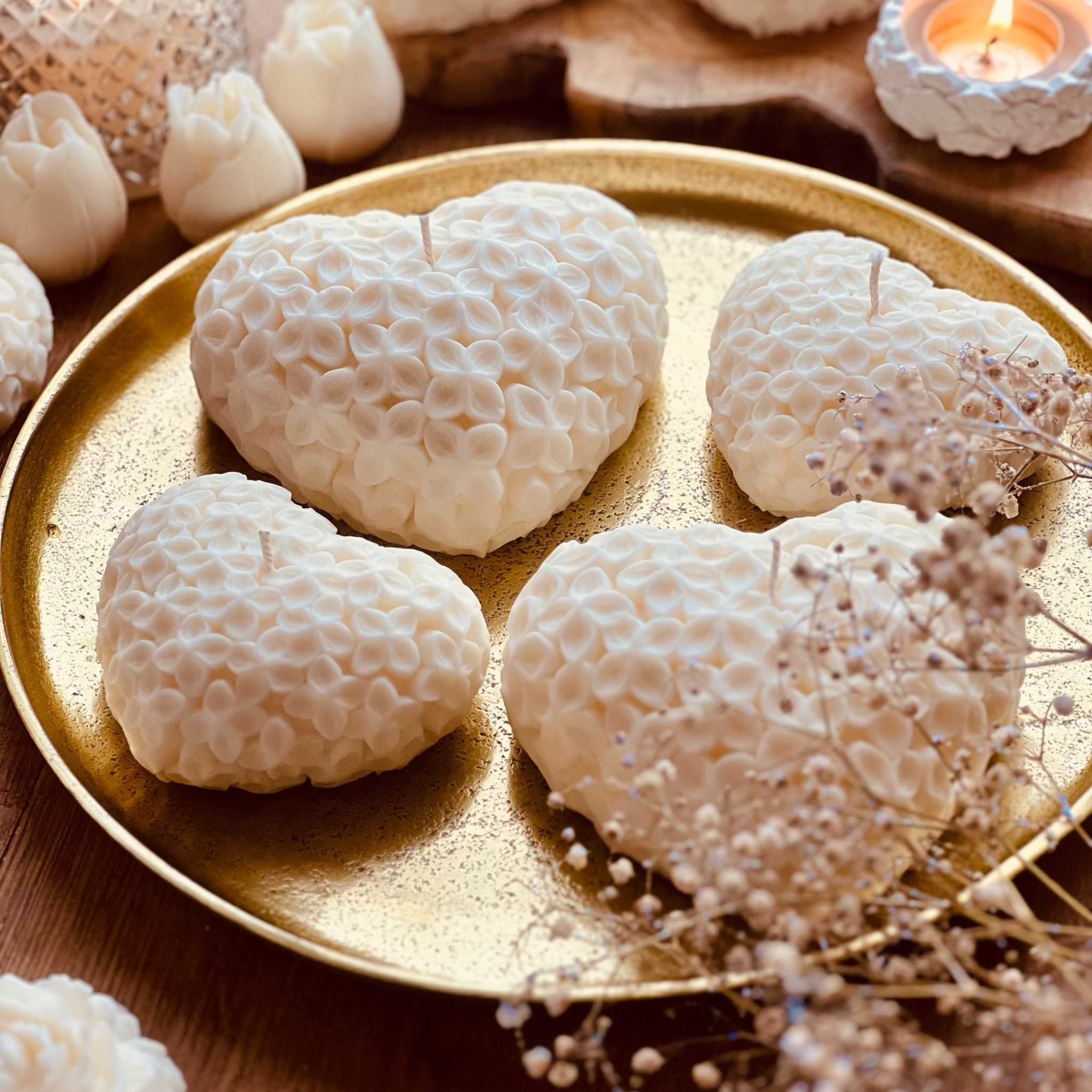 Handgemachte, herzförmige Kerze mit zarten Blütendetails – ein romantisches Geschenk und dekorativer Hingucker