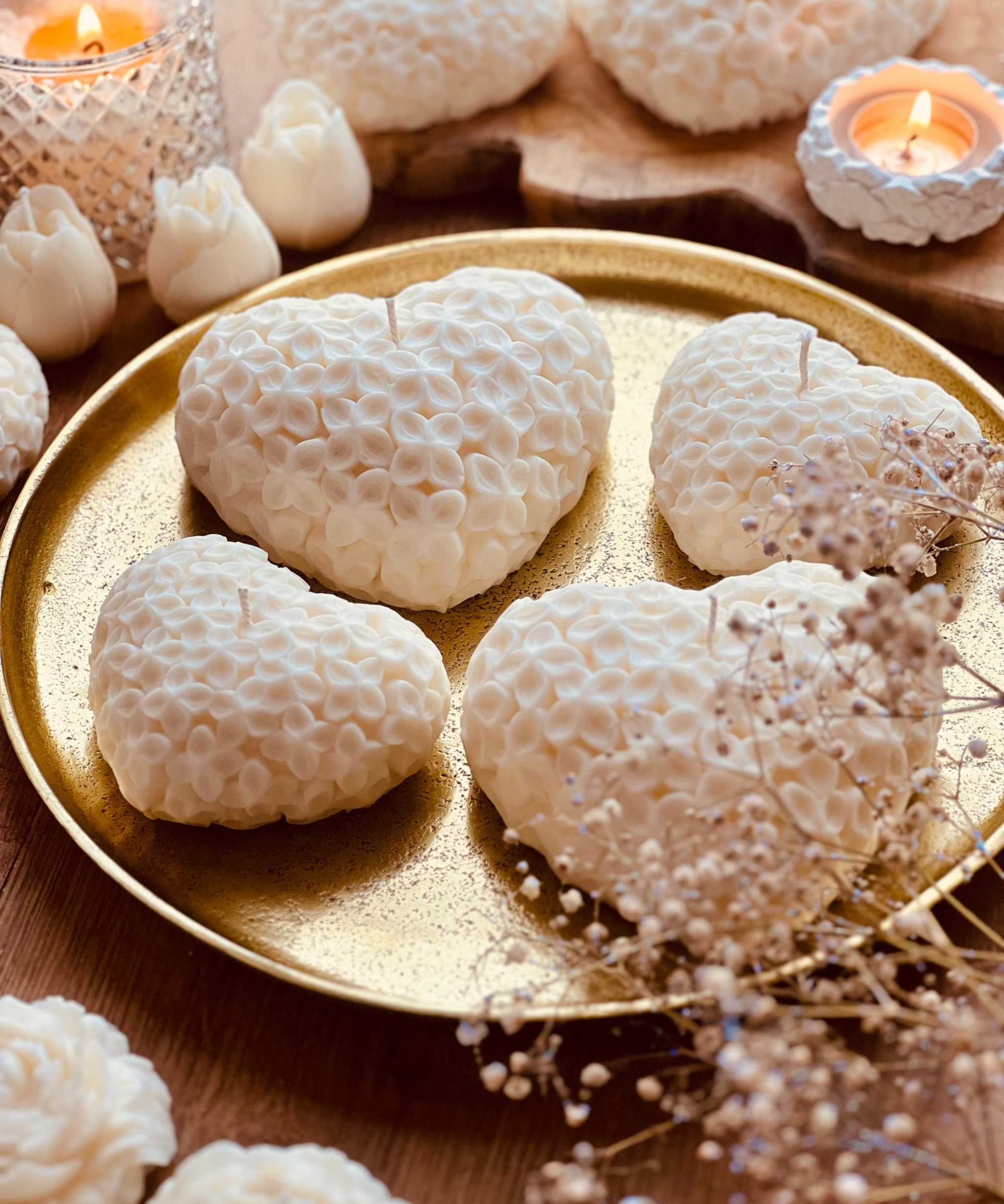 Handgemachte, herzförmige Kerze mit zarten Blütendetails – ein romantisches Geschenk und dekorativer Hingucker