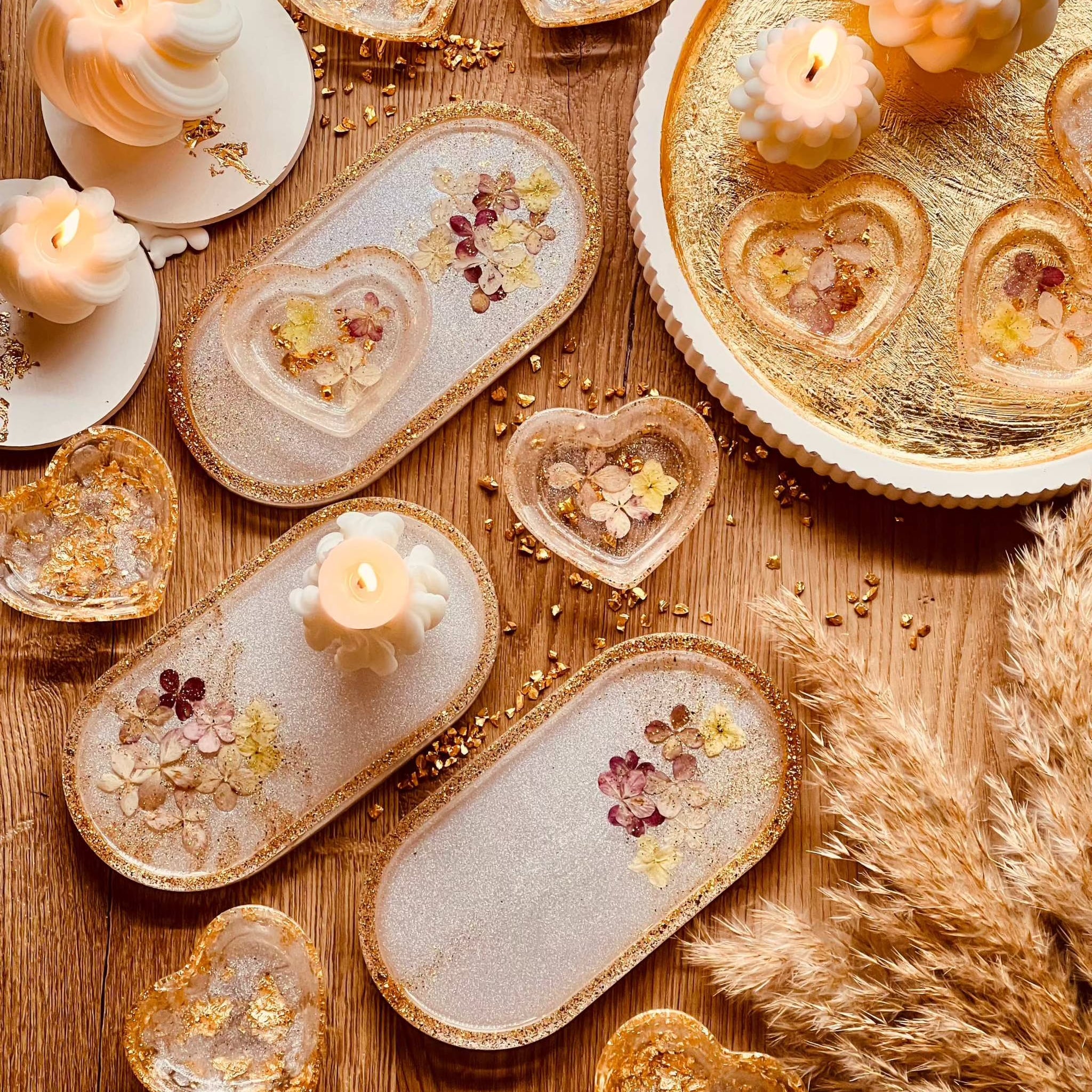 Schmuckschalen aus Resin in Weiß mit Gold und Blumen