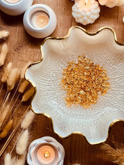 Handgemachte weiße Schale aus Resin mit goldenen Details und gewelltem Rand als Dekoration und Geschenkidee