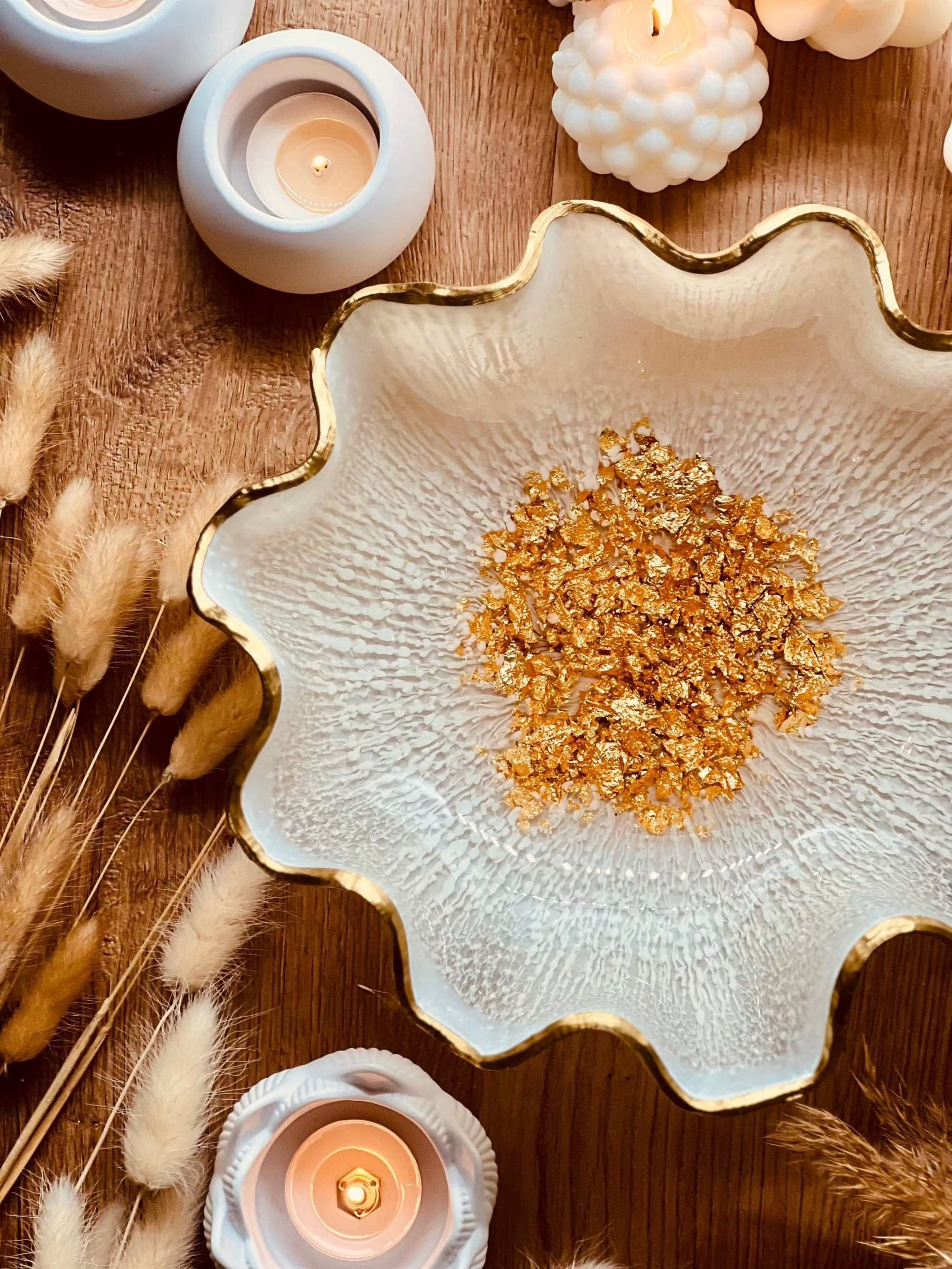 Handgemachte weiße Schale aus Resin mit goldenen Details und gewelltem Rand als Dekoration und Geschenkidee