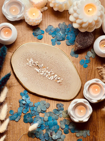 Tablett aus Resin in beige mit goldenen Details und Perlmutt