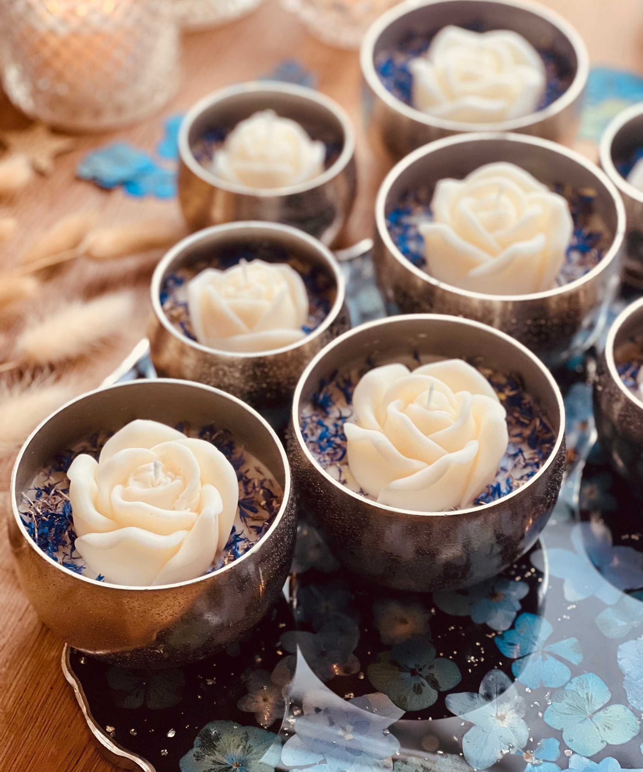 Luxuriöse Duftkerze im Glas mit Wachsrose als Highlight – perfekt als dekoratives Geschenk und eleganter Raumakzent