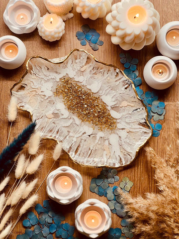 Schale bzw. Tablett aus Resin in Weiss mit goldenen Details im 3D Design