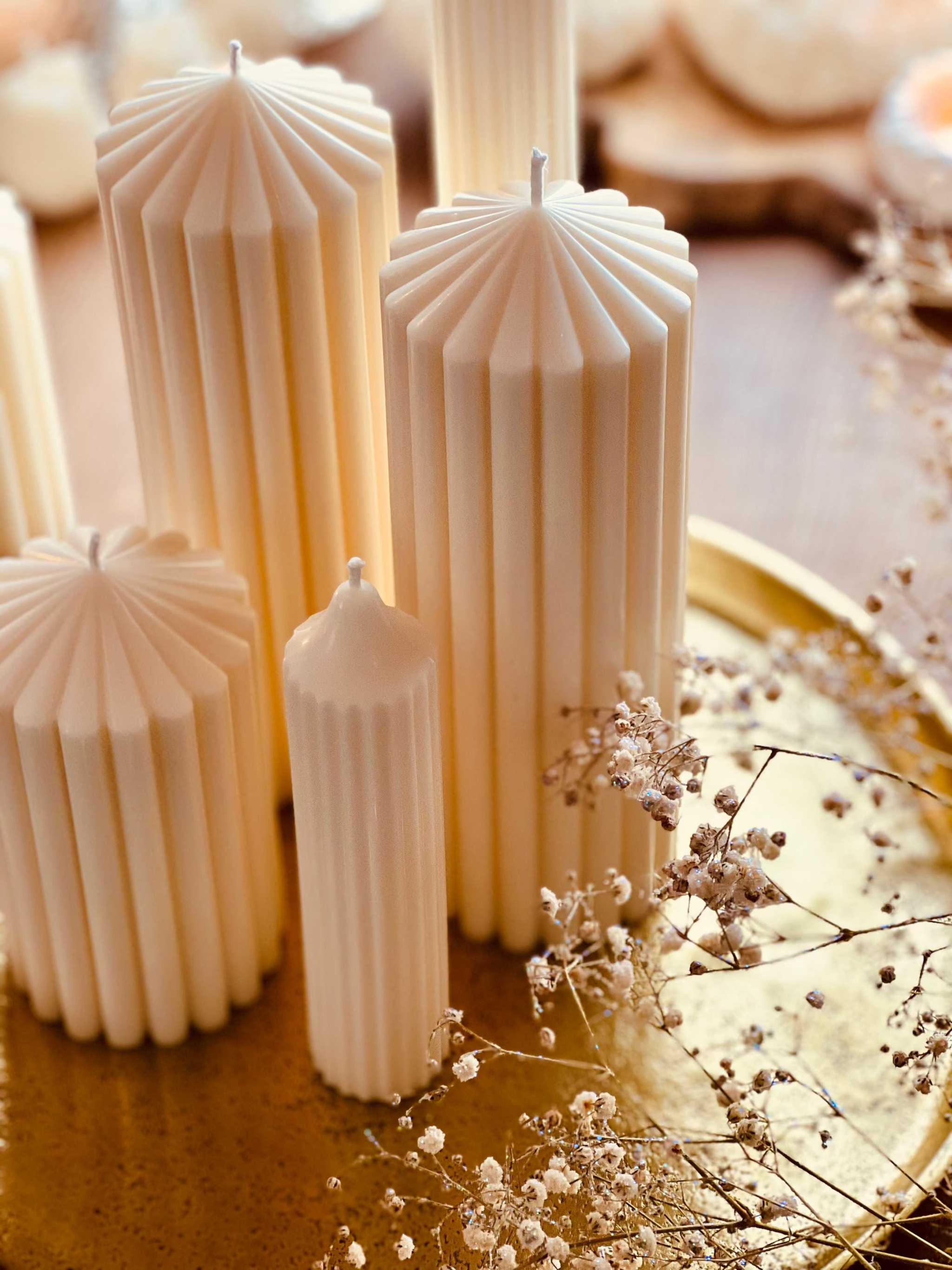 Handgemachte Rapswachskerze, umweltfreundlich und dekorativ – ein stilvolles Geschenk oder Akzent für gemütliches Ambiente.