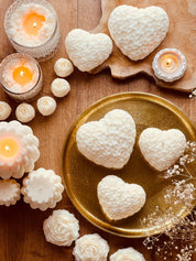 Handgemachte, herzförmige Kerze mit zarten Blütendetails – ein romantisches Geschenk und dekorativer Hingucker