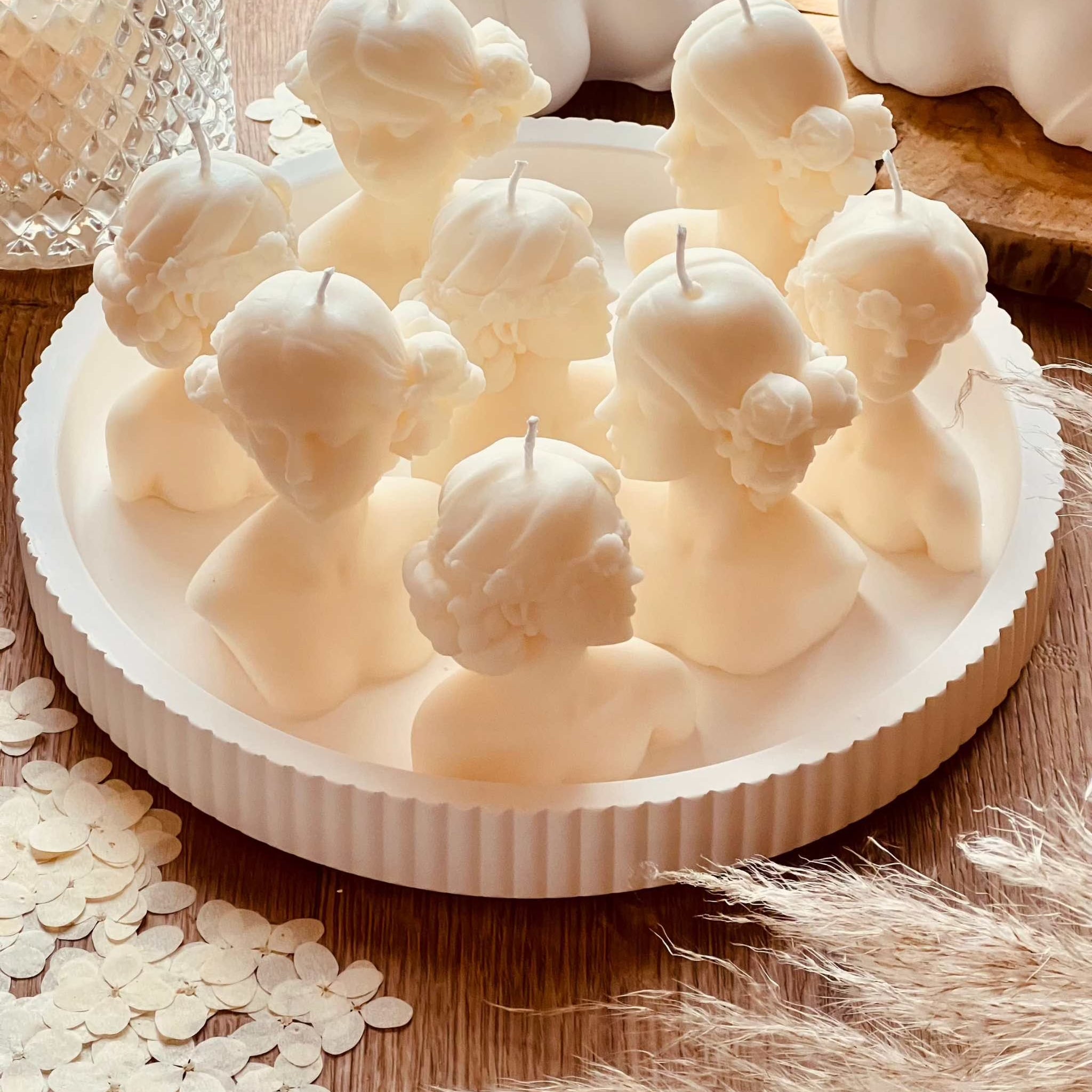 Besonders geformte Rapswachskerze, vegan und umweltschonend – ein ideales Geschenk für stilvolle und natürliche Dekoration.