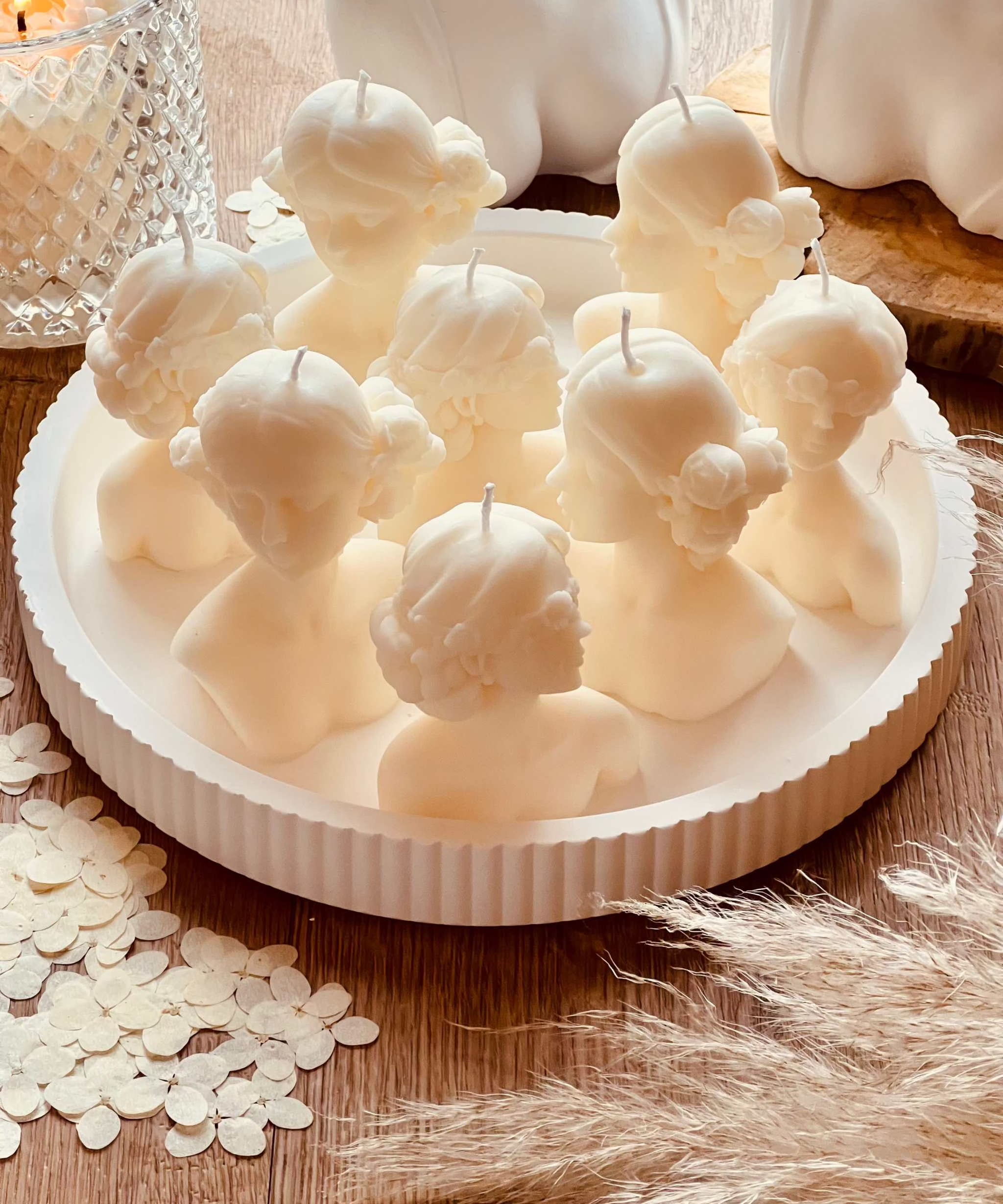 Besonders geformte Rapswachskerze, vegan und umweltschonend – ein ideales Geschenk für stilvolle und natürliche Dekoration.