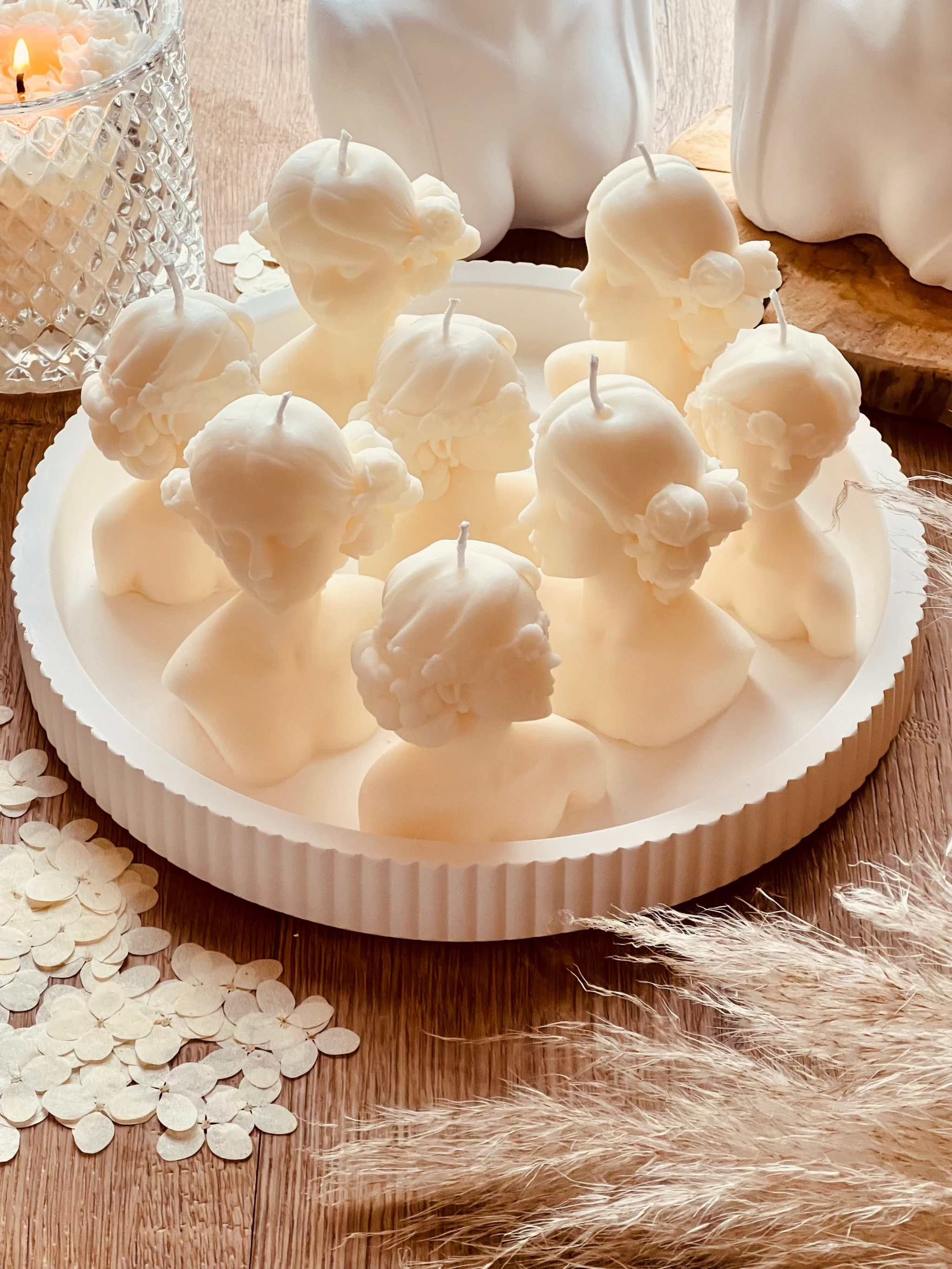 Besonders geformte Rapswachskerze, vegan und umweltschonend – ein ideales Geschenk für stilvolle und natürliche Dekoration.