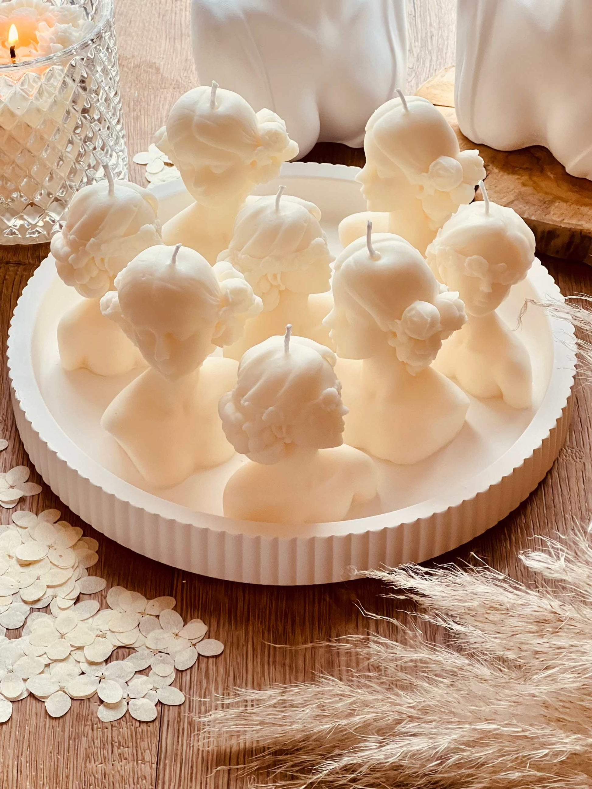 Besonders geformte Rapswachskerze, vegan und umweltschonend – ein ideales Geschenk für stilvolle und natürliche Dekoration.