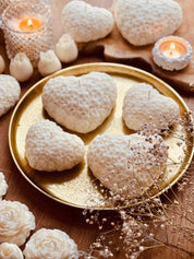 
Handgegossene Kerze in Herzform, verziert mit feinen Blütendetails – ein liebevolles Geschenk und zauberhafte Raumdeko