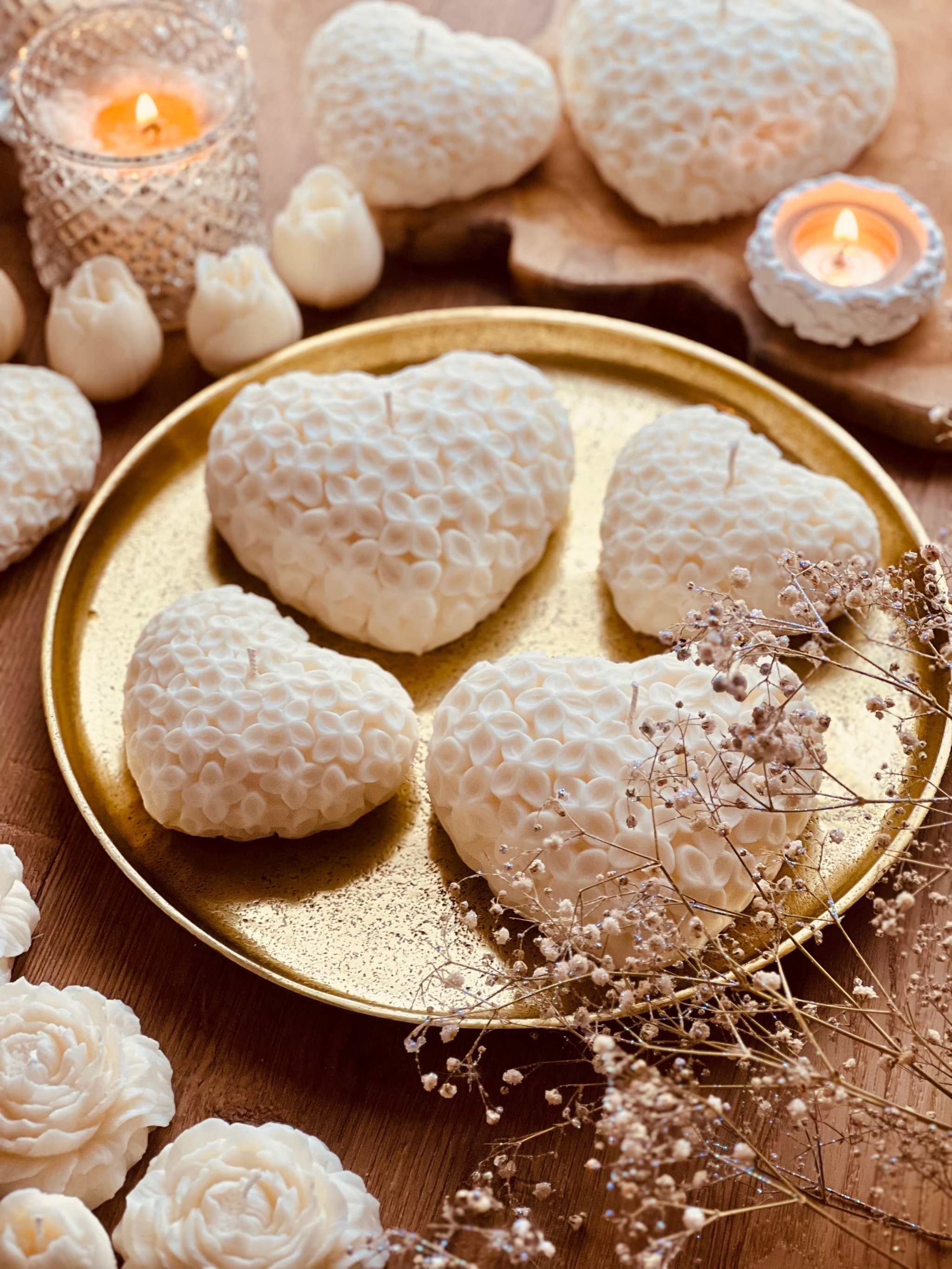 
Handgegossene Kerze in Herzform, verziert mit feinen Blütendetails – ein liebevolles Geschenk und zauberhafte Raumdeko