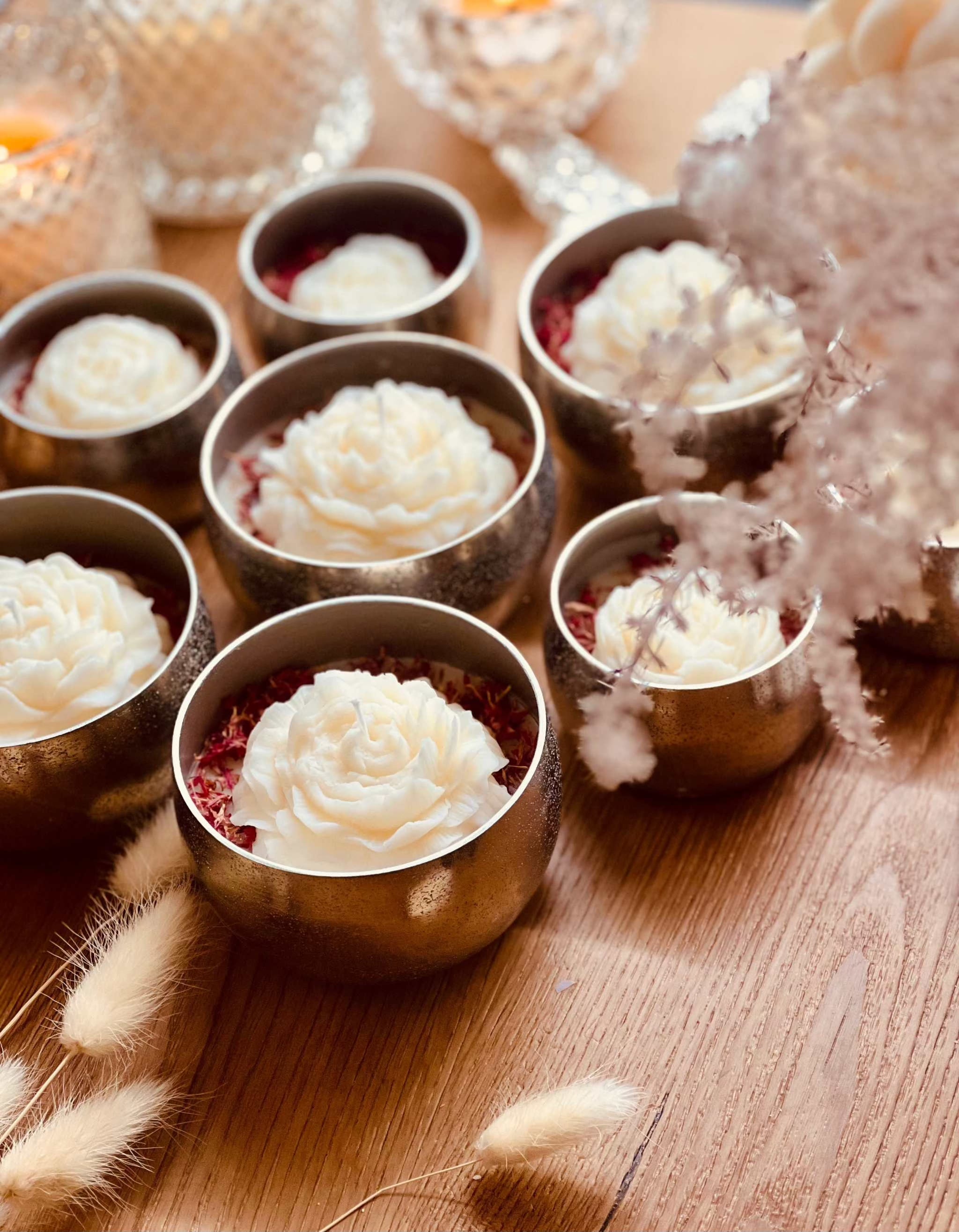 Parfumkerze im Glas mit wunderschöner Wachsrose als Design-Highlight – ein besonderes Geschenk und stilvolle Dekoration