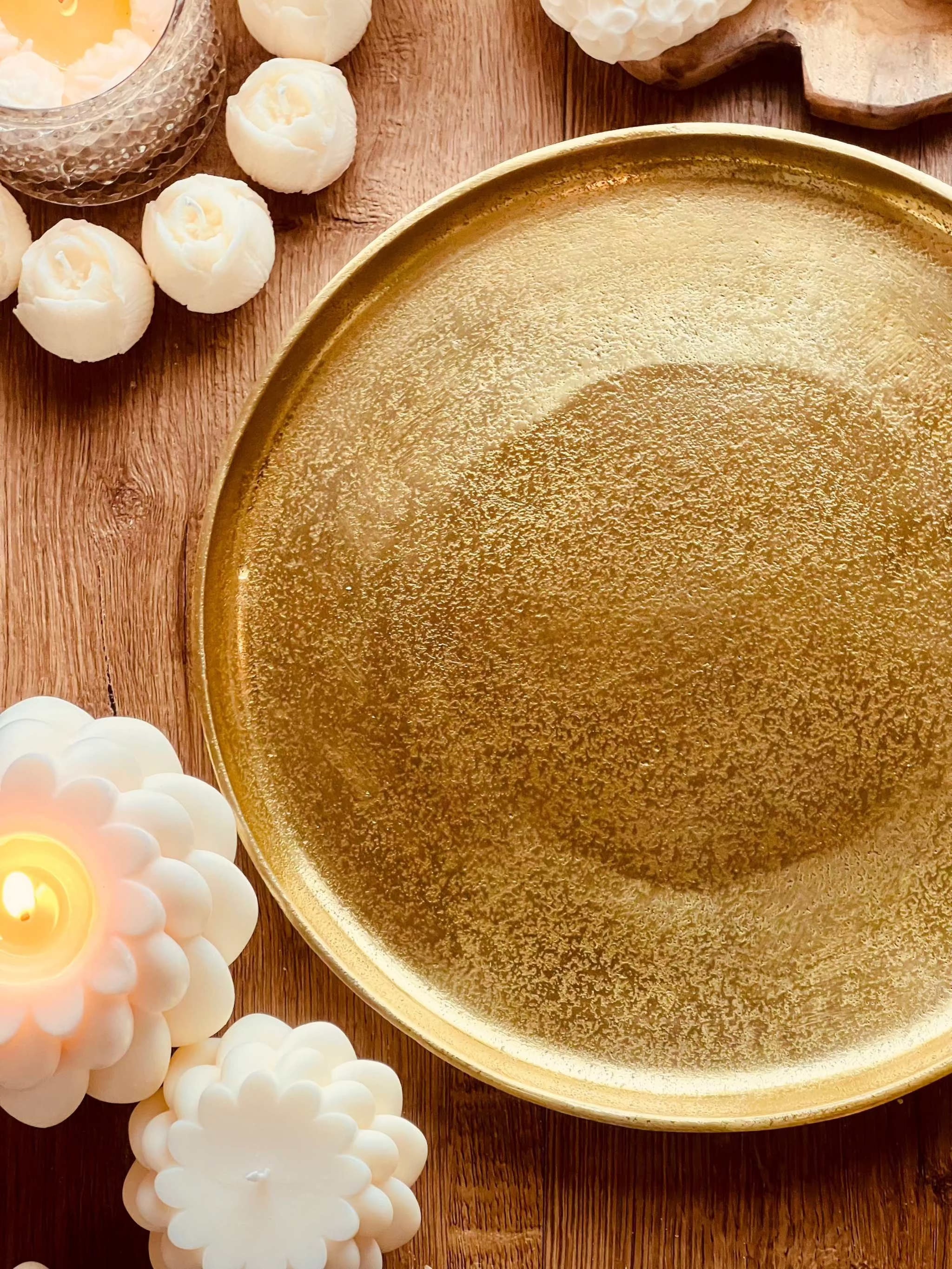 rundes goldenes Metalltablett The low mit 30cm Durchmesser als dekorativer Begleiter für Kerzen und Geschenke