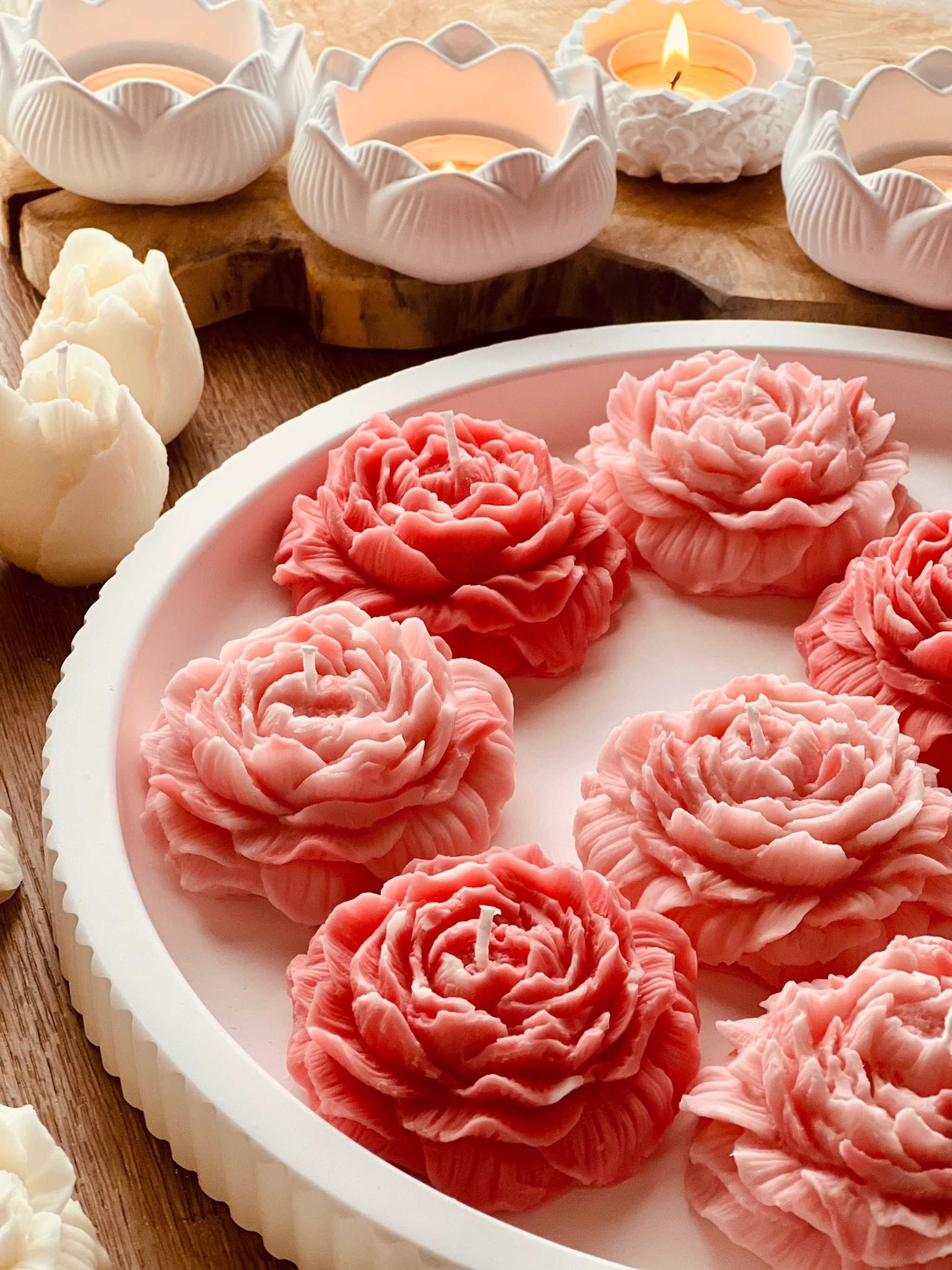 Rosa Kerze in romantischer Rosenform, aus umweltfreundlichem Rapswachs handgegossen – ein liebevolles Geschenk oder dekoratives Highlight. Die Kerzen werden mit handgemachten, weissen Tabletts aus Giesskeramik zum Blickfang.
