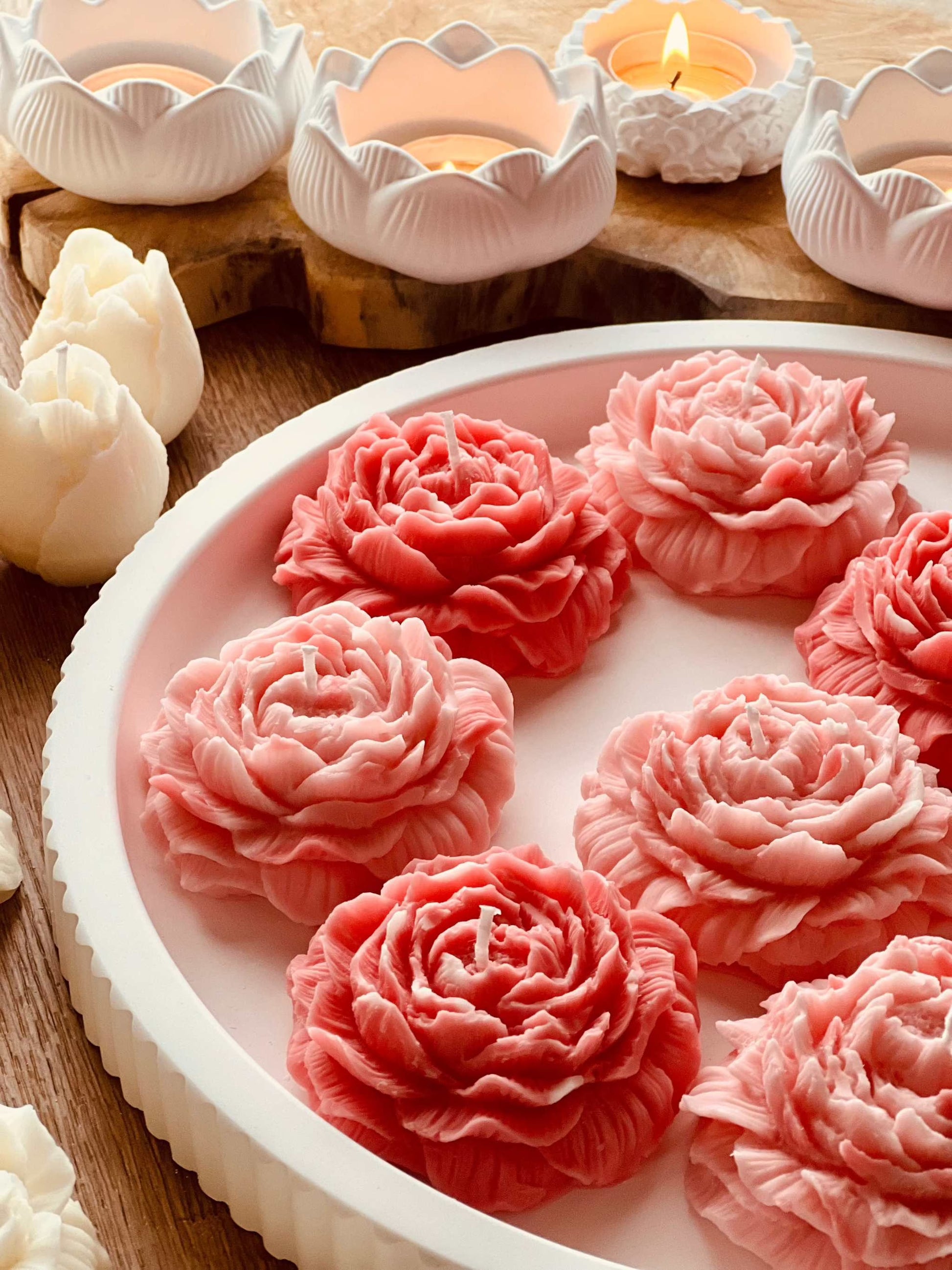 Rosa Kerze in romantischer Rosenform, aus umweltfreundlichem Rapswachs handgegossen – ein liebevolles Geschenk oder dekoratives Highlight. Die Kerzen werden mit handgemachten, weissen Tabletts aus Giesskeramik zum Blickfang.
