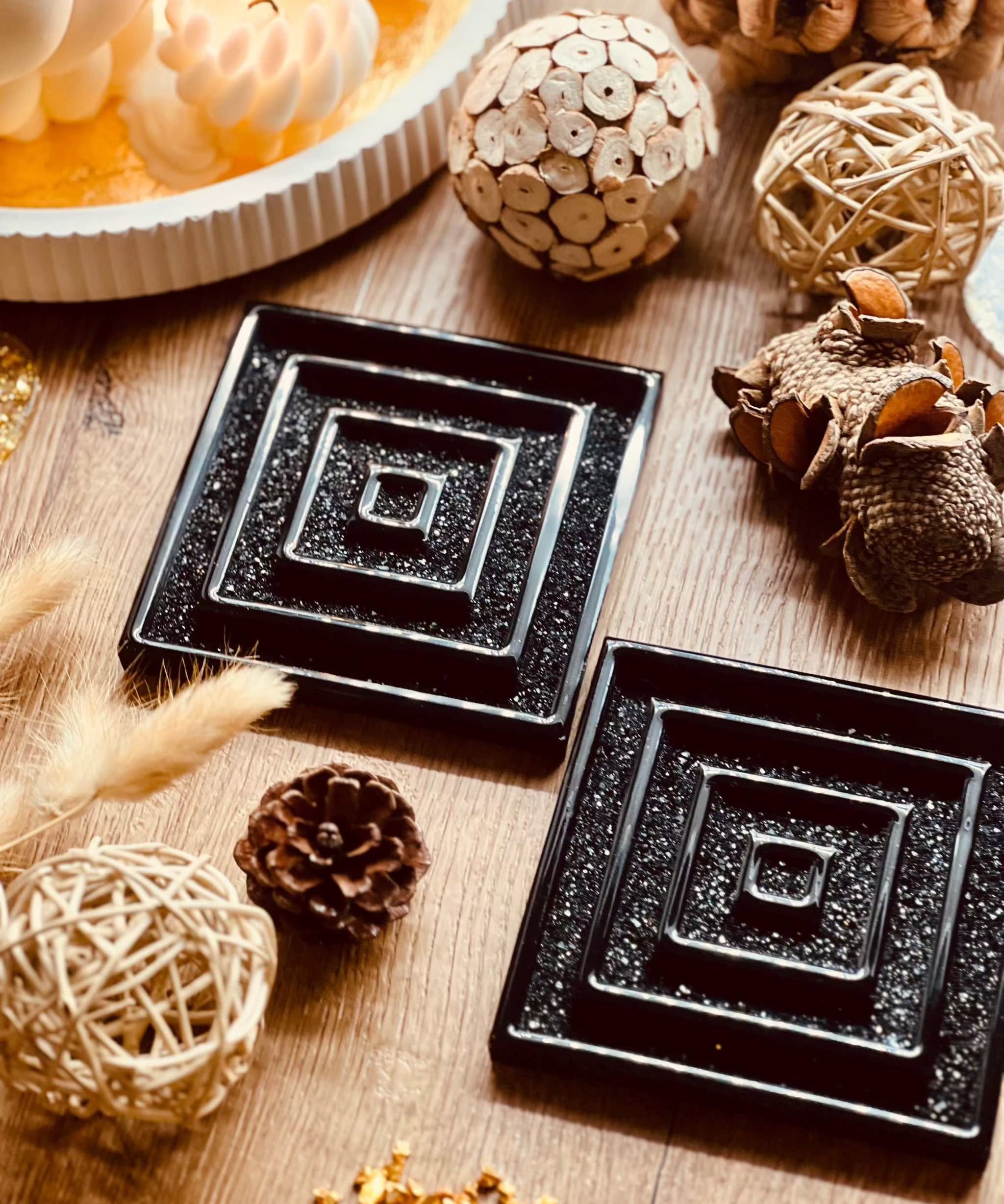Schwarze handgemachte Untersetzer aus Resin im 3D Design, 2-teilig, ca. 10x10 cm