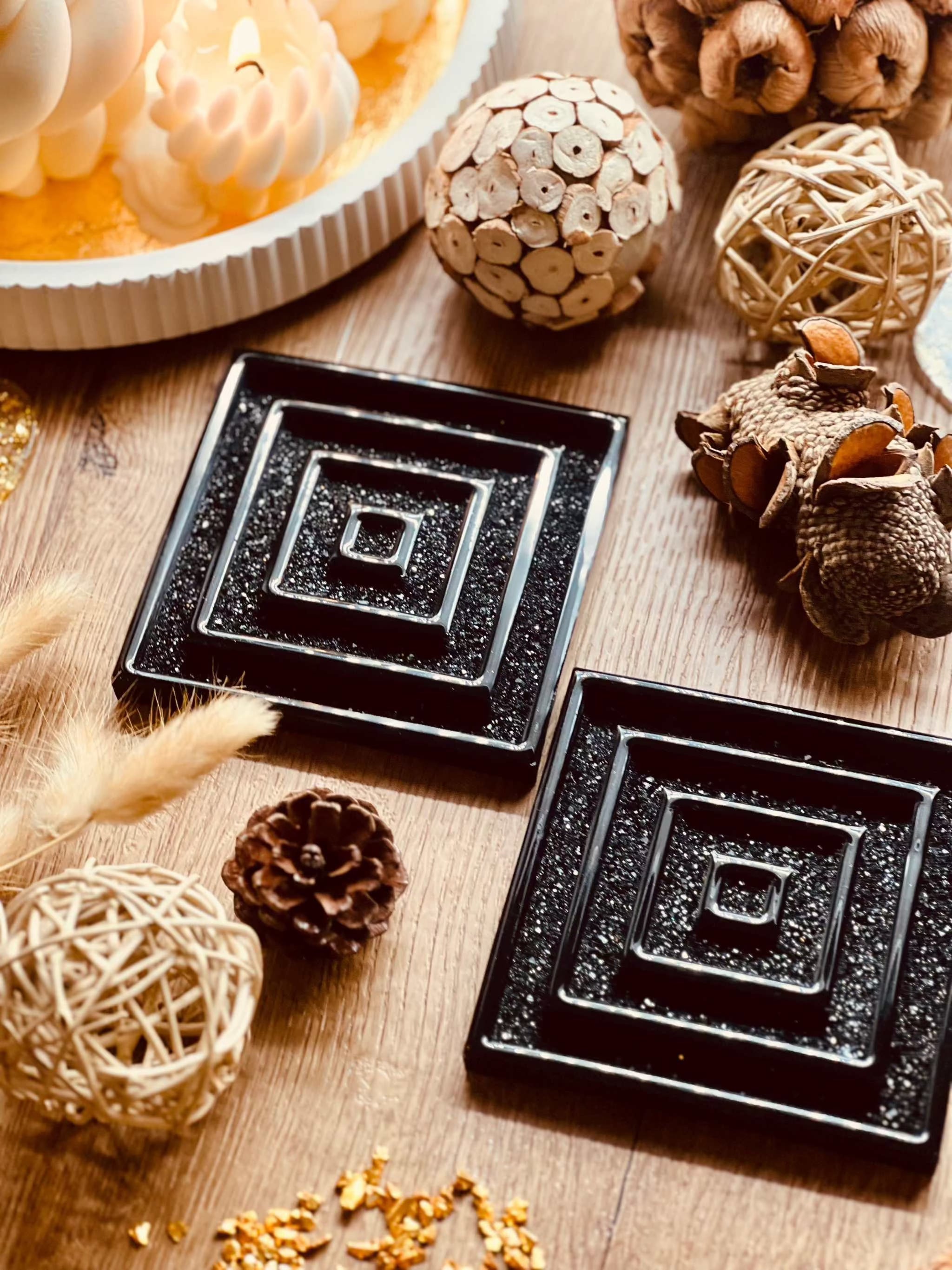 Schwarze handgemachte Untersetzer aus Resin im 3D Design, 2-teilig, ca. 10x10 cm